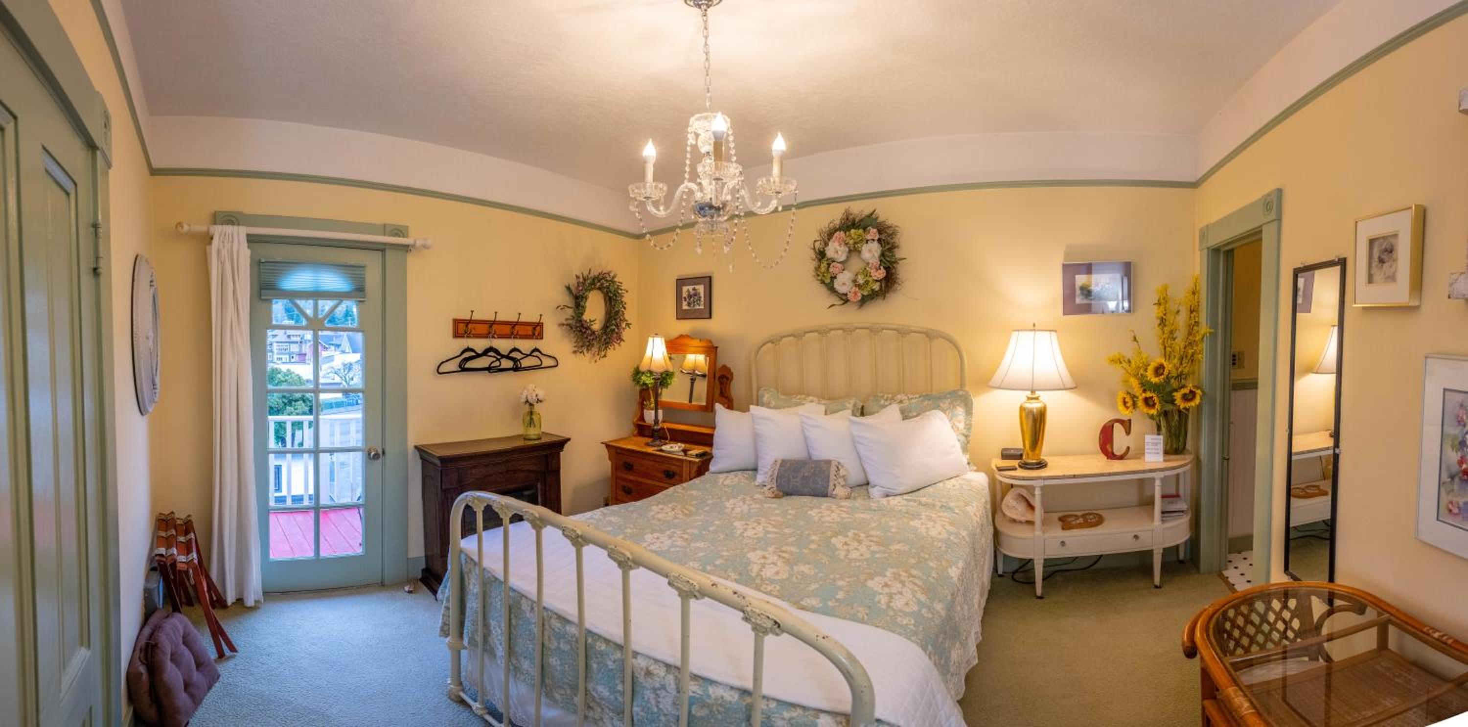 Clementine's Guest House & Vacation Rentals view 3