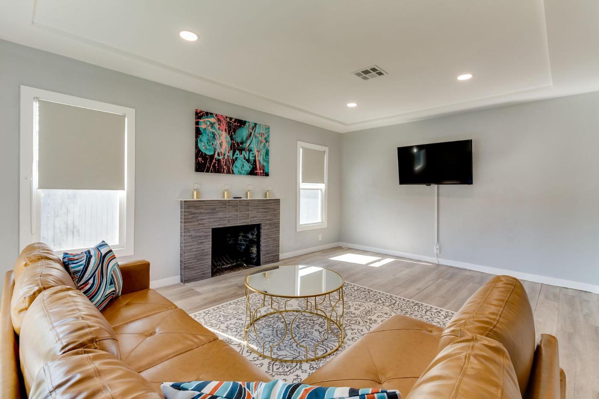 San Fernando Pool home + Large Private Guest House view 4