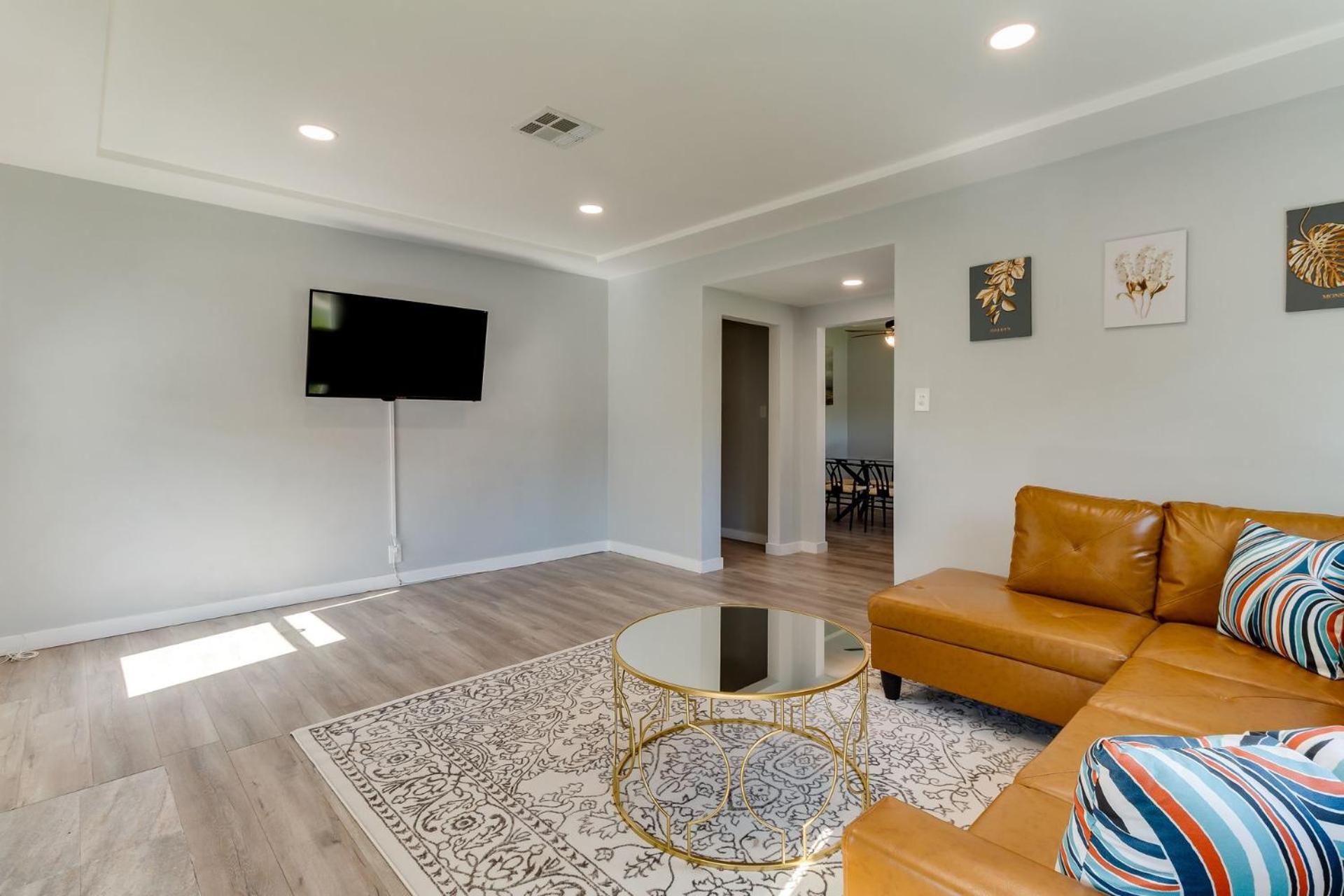 San Fernando Pool home + Large Private Guest House view 5
