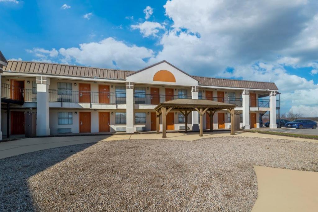 Super 8 by Wyndham Wichita Falls view 2