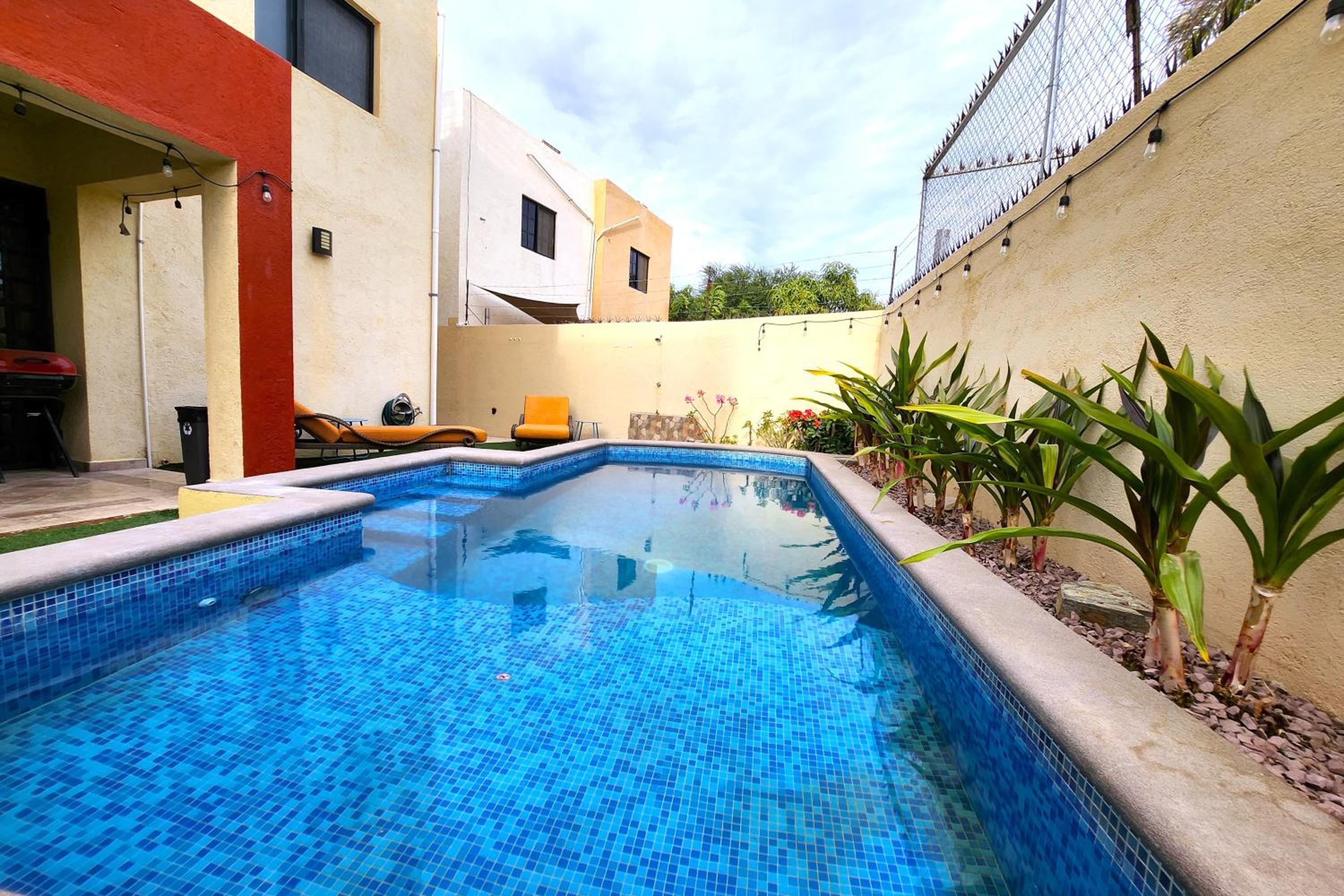Law's Paradise Pool Residence view 3