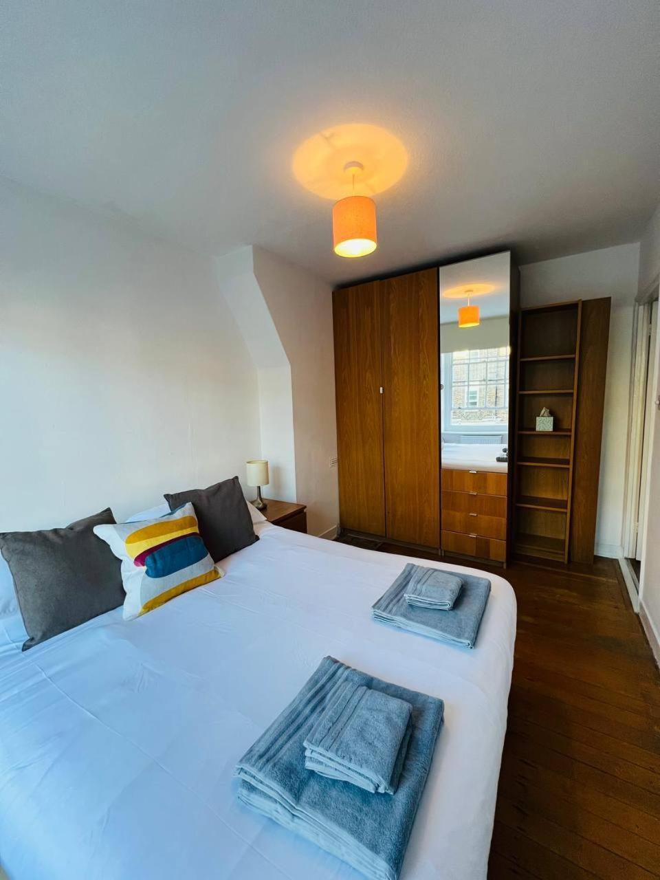 Cosy London bedroom near Oval Station - shared bathroom