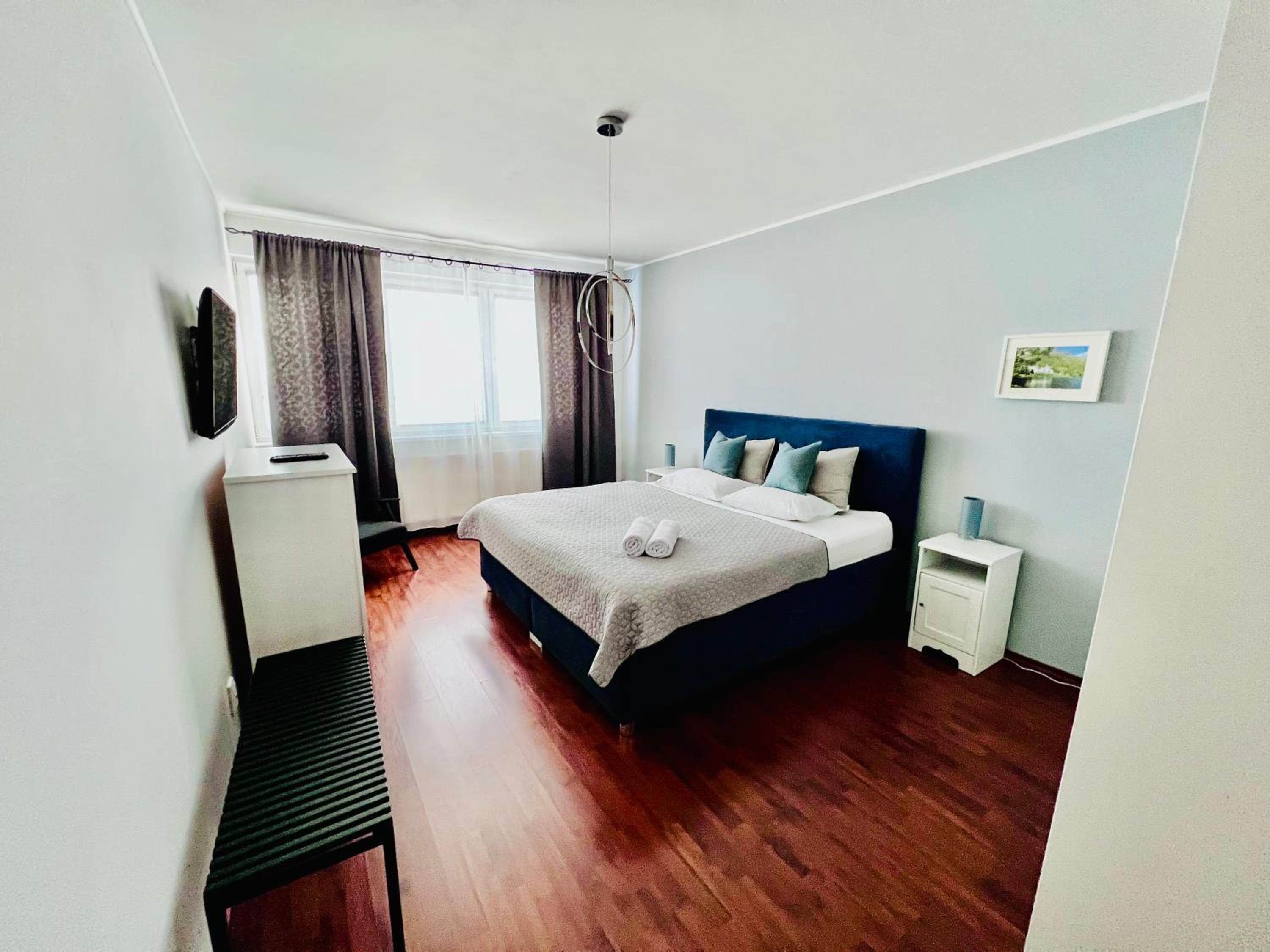 BL Luxury Apartment, 24hr Self Check-in, Free Private Garage Parking, Panoramic Views from Balcony, 5 minute walk to City Center view 3