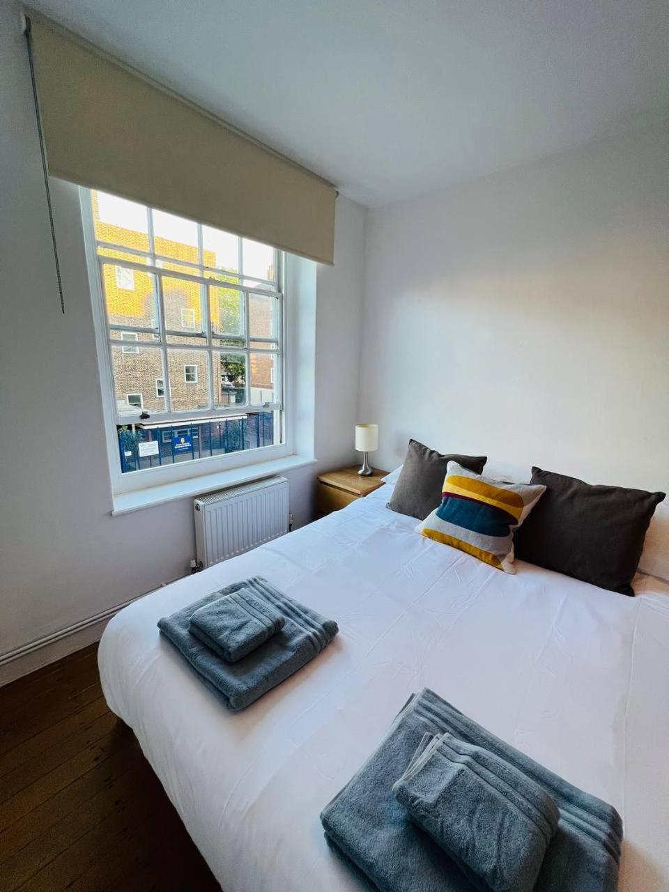 Cosy London bedroom near Oval Station - shared bathroom