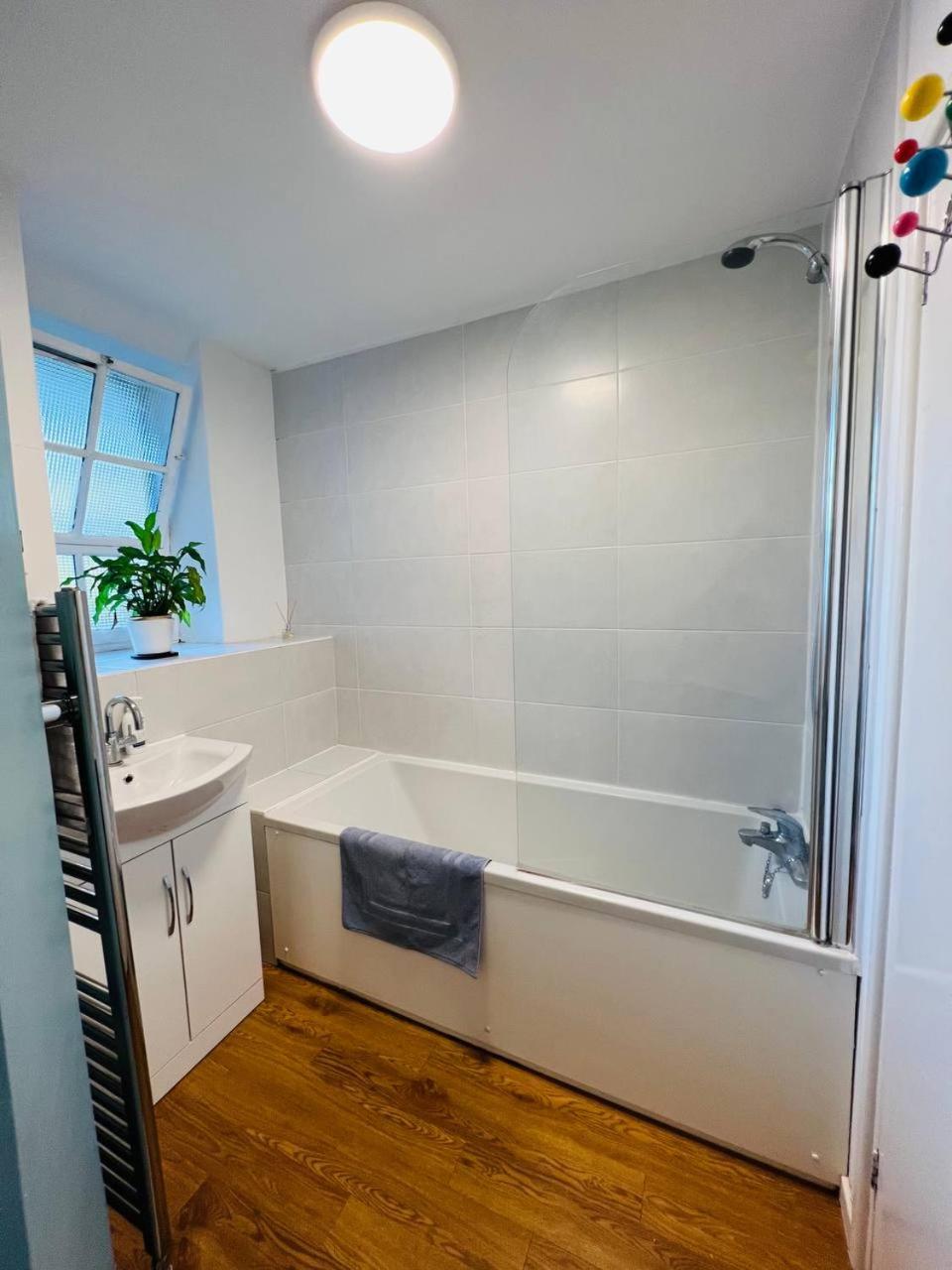 Cosy London bedroom near Oval Station - shared bathroom