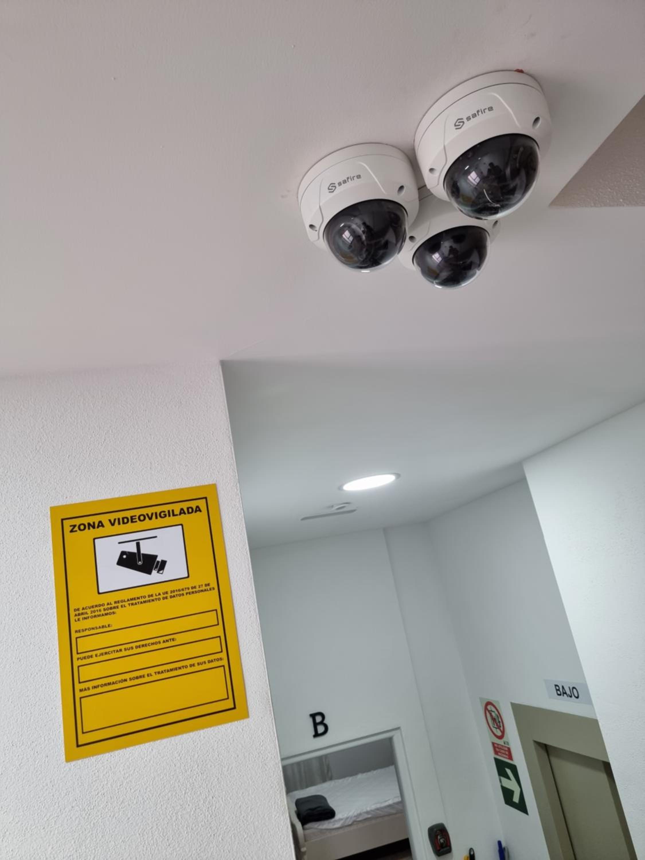 APARTAMENTOS ELEMAR free luggage storage