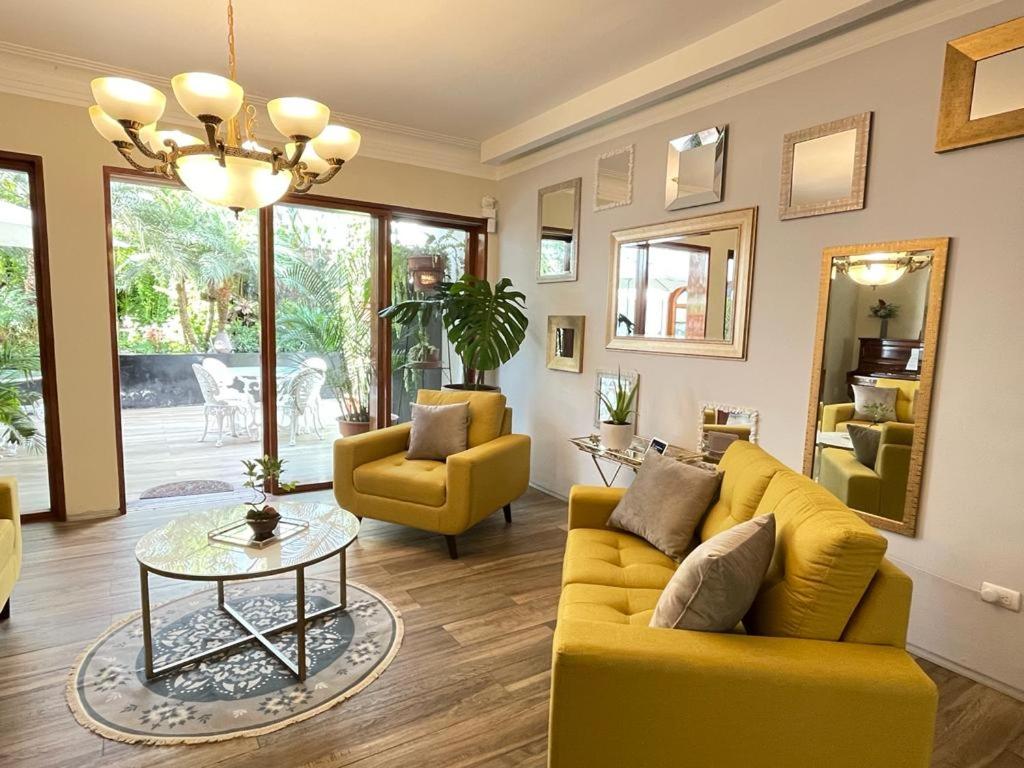 Luxurious Garden-Beach Home view 3