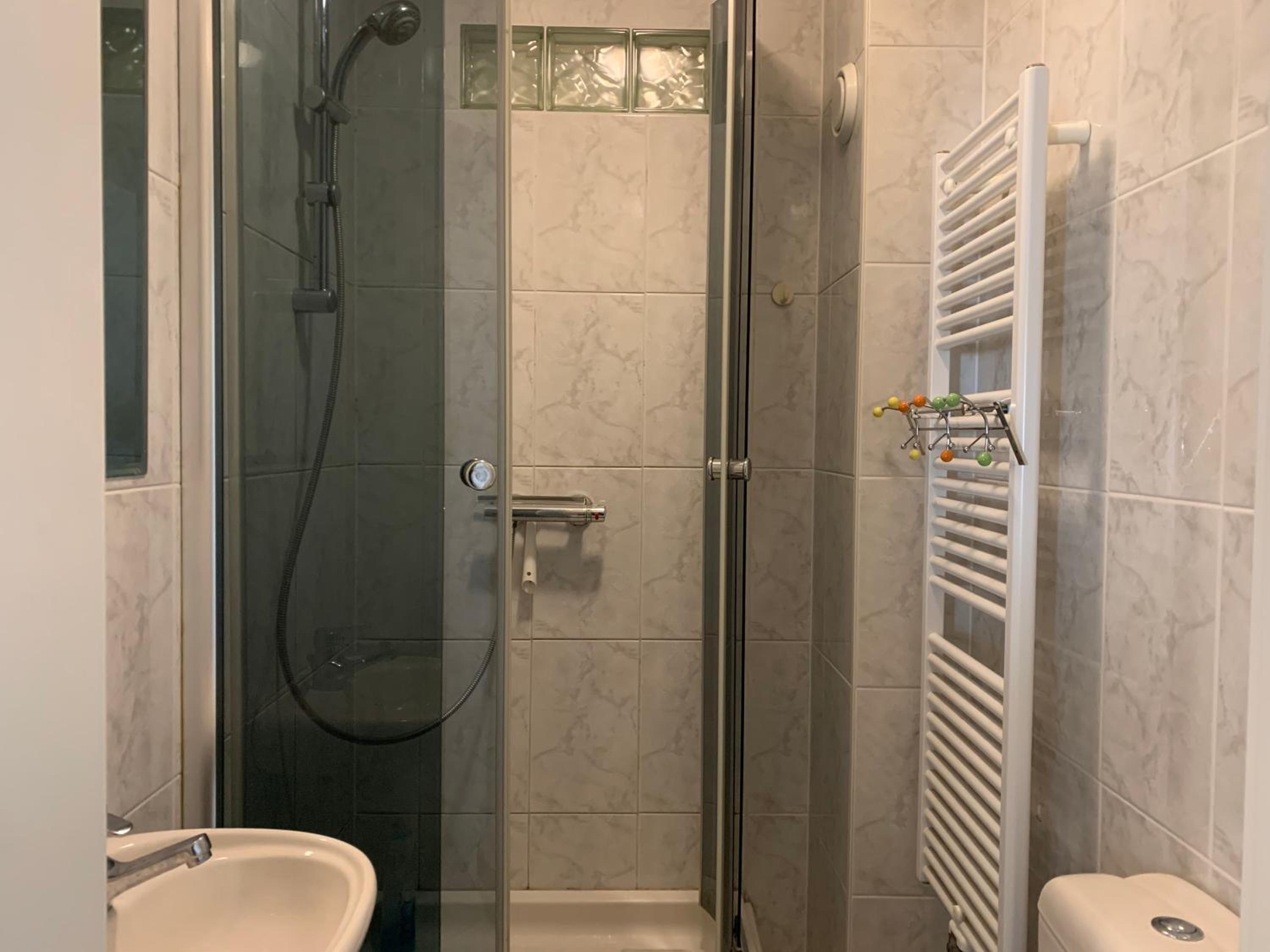 Large Room in Schuttrange Free Parking 10mins to Airport Excellent Customer Services