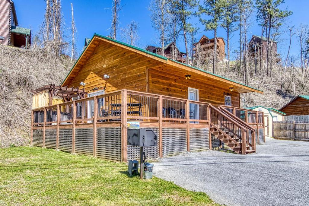 Ooglie Bear, Hot Tub, WIFI, Free Attraction Tickets!!! view 3