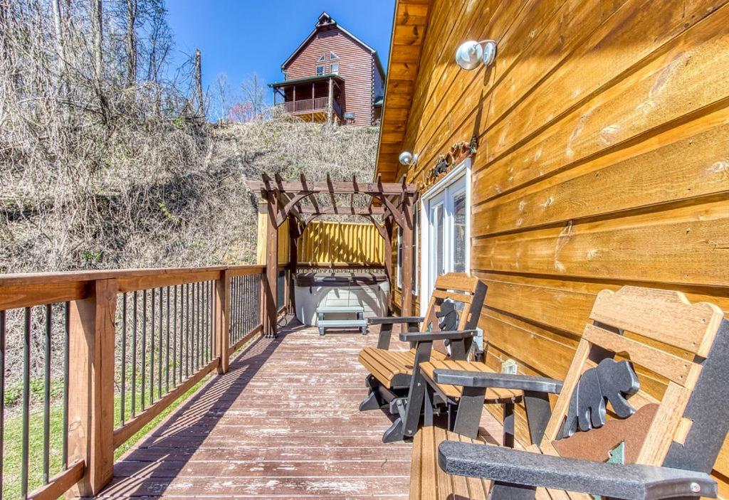 Ooglie Bear, Hot Tub, WIFI, Free Attraction Tickets!!! view 4