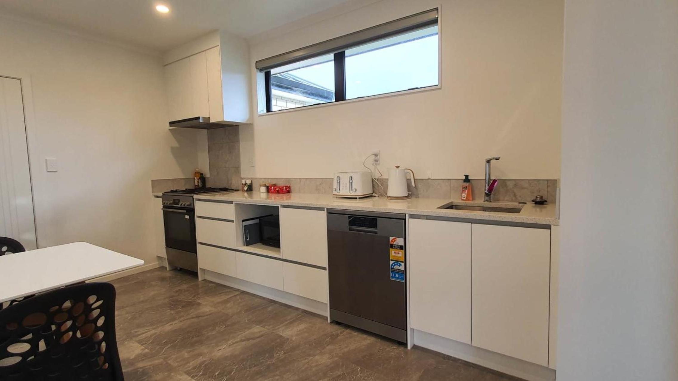 Cozy 2- Bedrooms Unit In Hamilton view 4