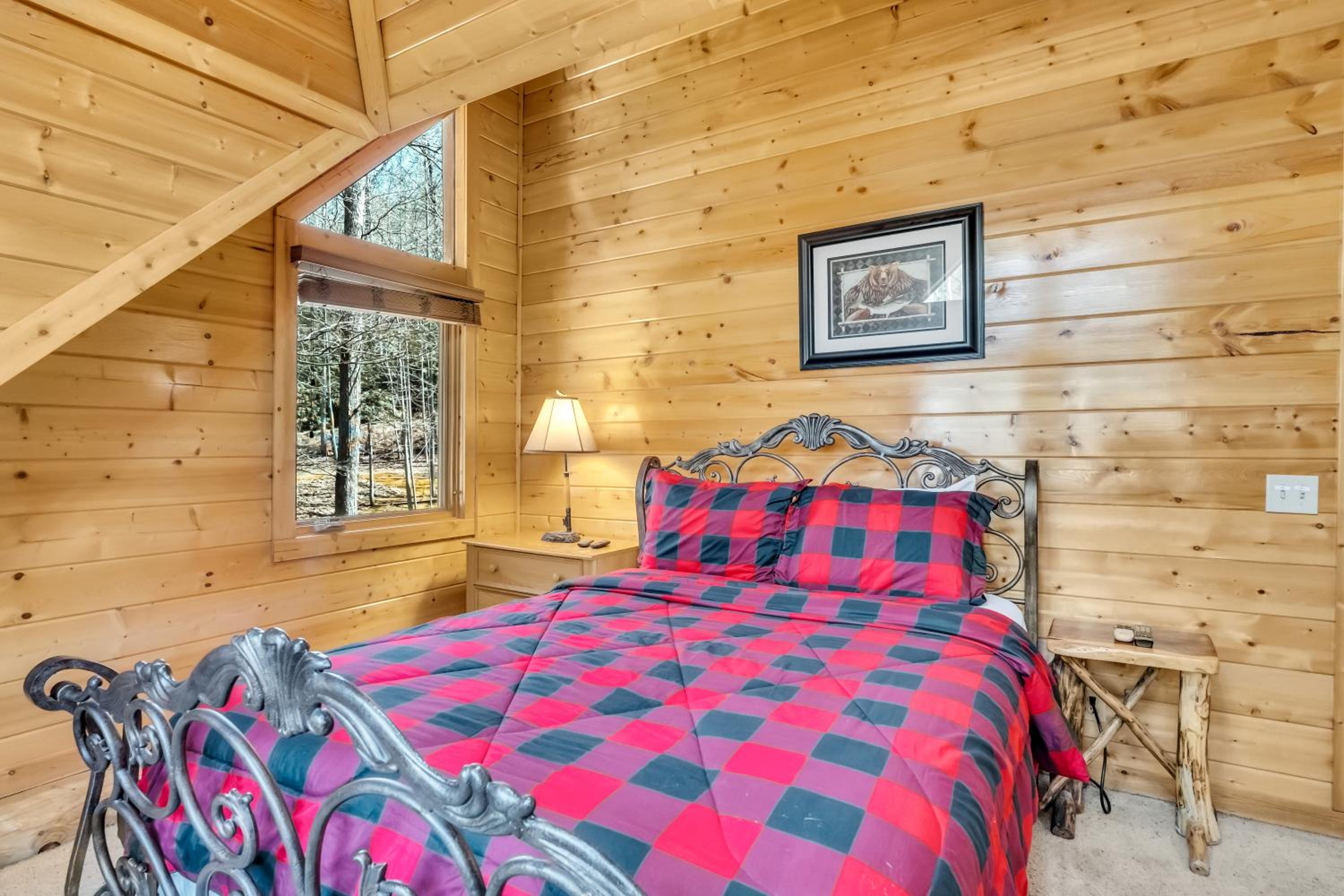 Rippling Stream, Hot Tub, Game Room, 5 Star, Fire Pit, Free Attraction Tickets, Secluded!!!
