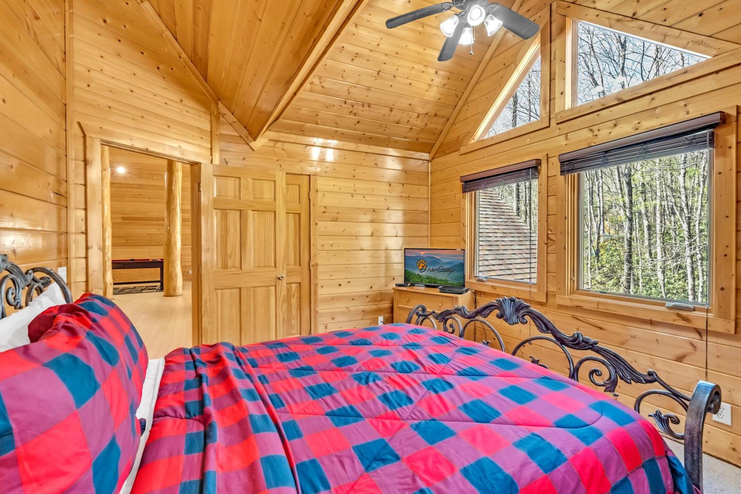 Rippling Stream, Hot Tub, Game Room, 5 Star, Fire Pit, Free Attraction Tickets, Secluded!!!
