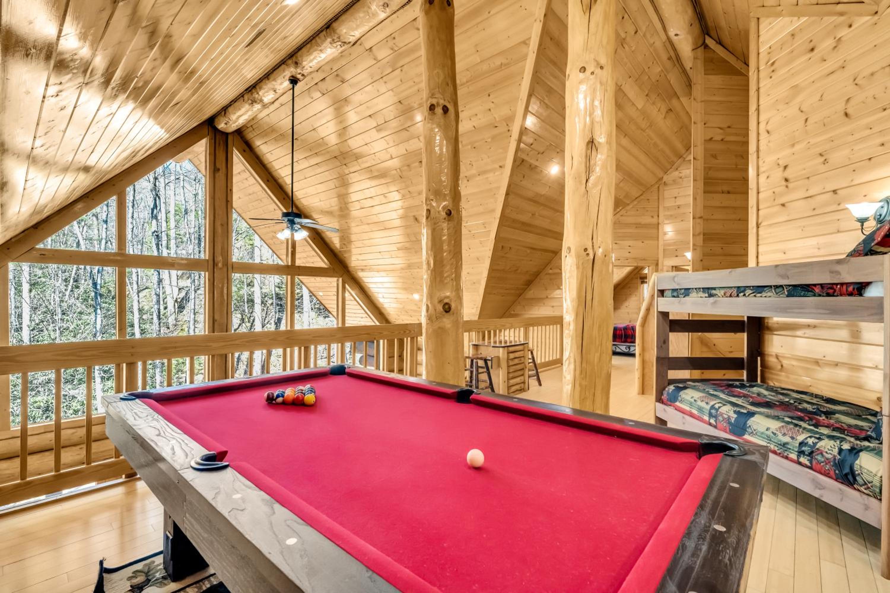 Rippling Stream, Hot Tub, Game Room, 5 Star, Fire Pit, Free Attraction Tickets, Secluded!!!
