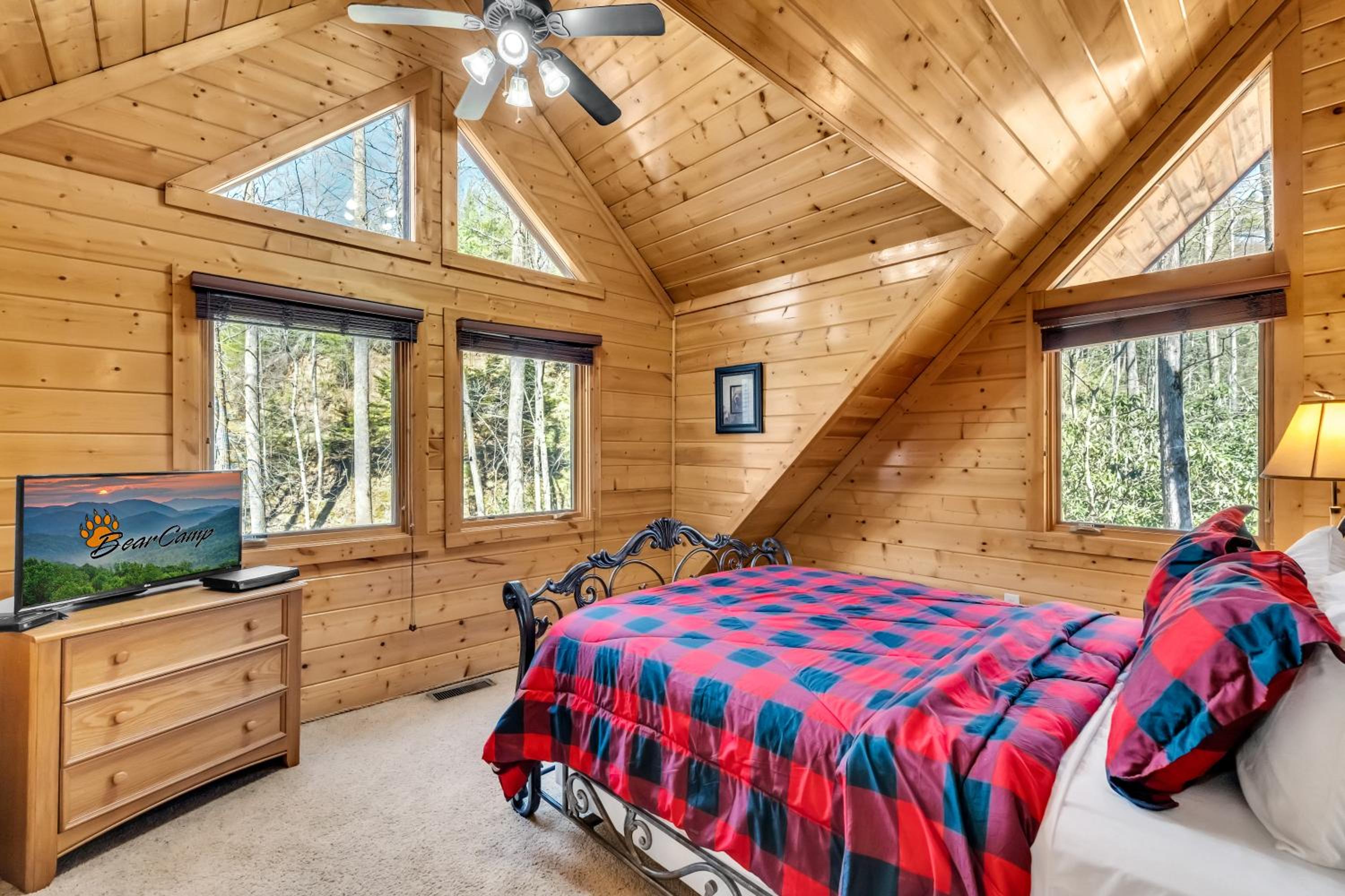 Rippling Stream, Hot Tub, Game Room, 5 Star, Fire Pit, Free Attraction Tickets, Secluded!!!