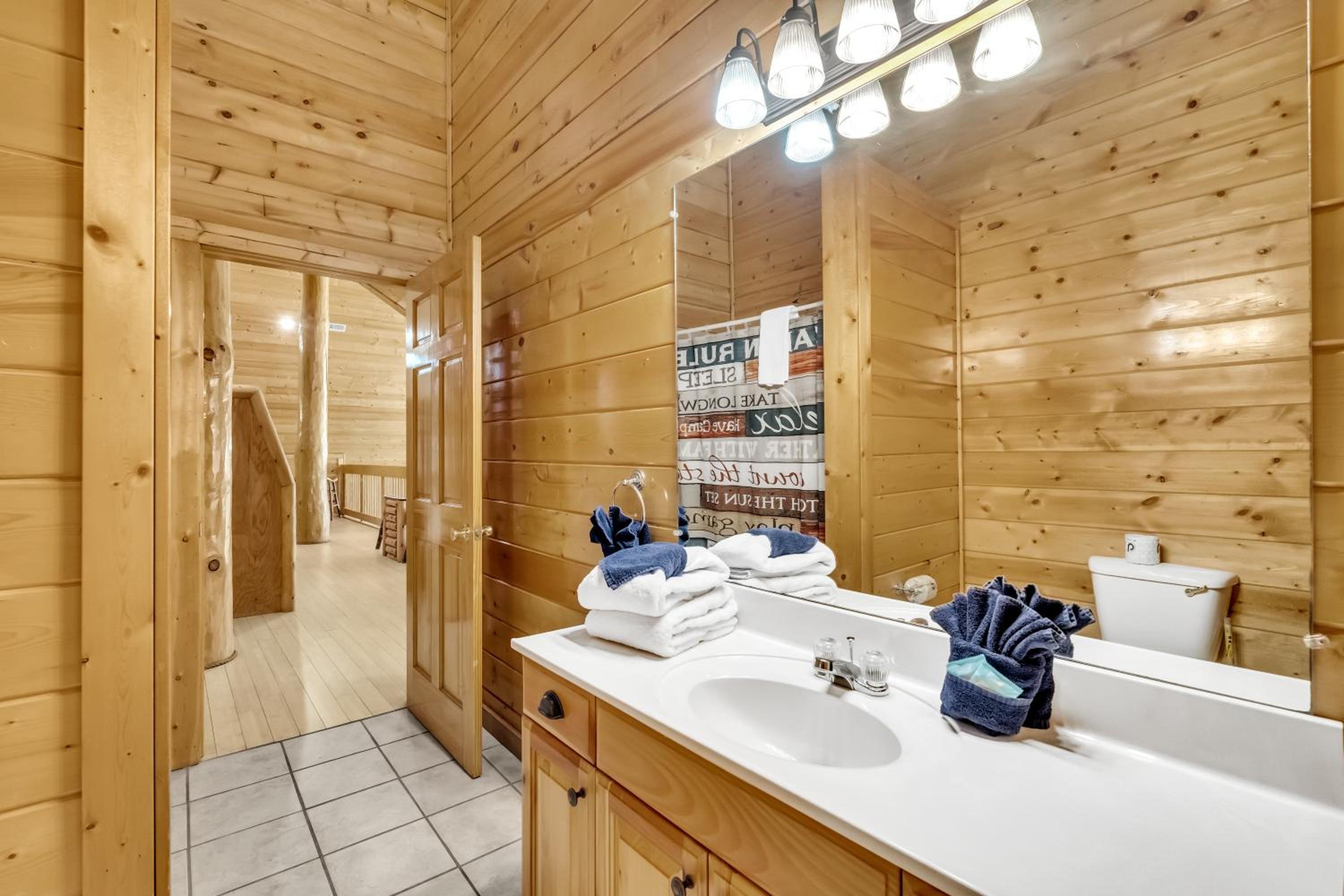 Rippling Stream, Hot Tub, Game Room, 5 Star, Fire Pit, Free Attraction Tickets, Secluded!!!