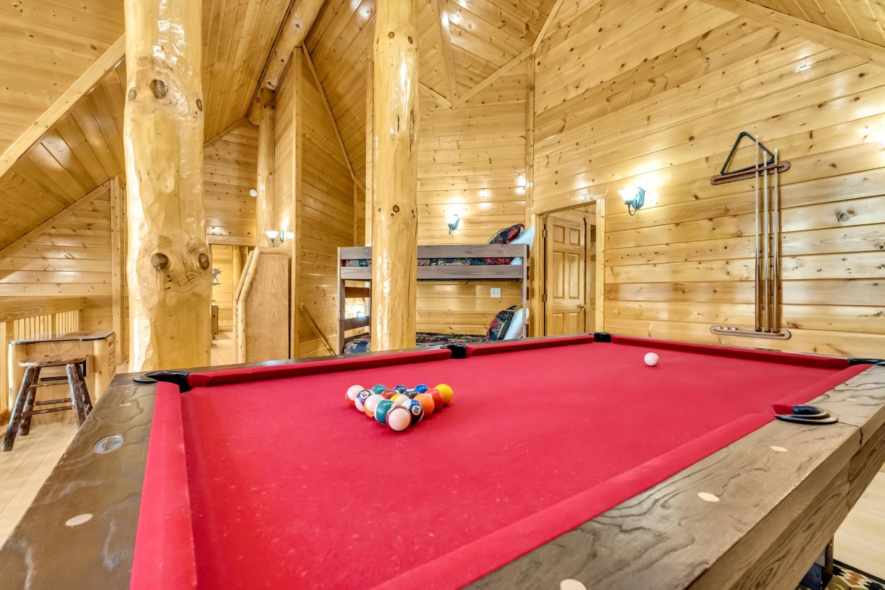 Rippling Stream, Hot Tub, Game Room, 5 Star, Fire Pit, Free Attraction Tickets, Secluded!!!
