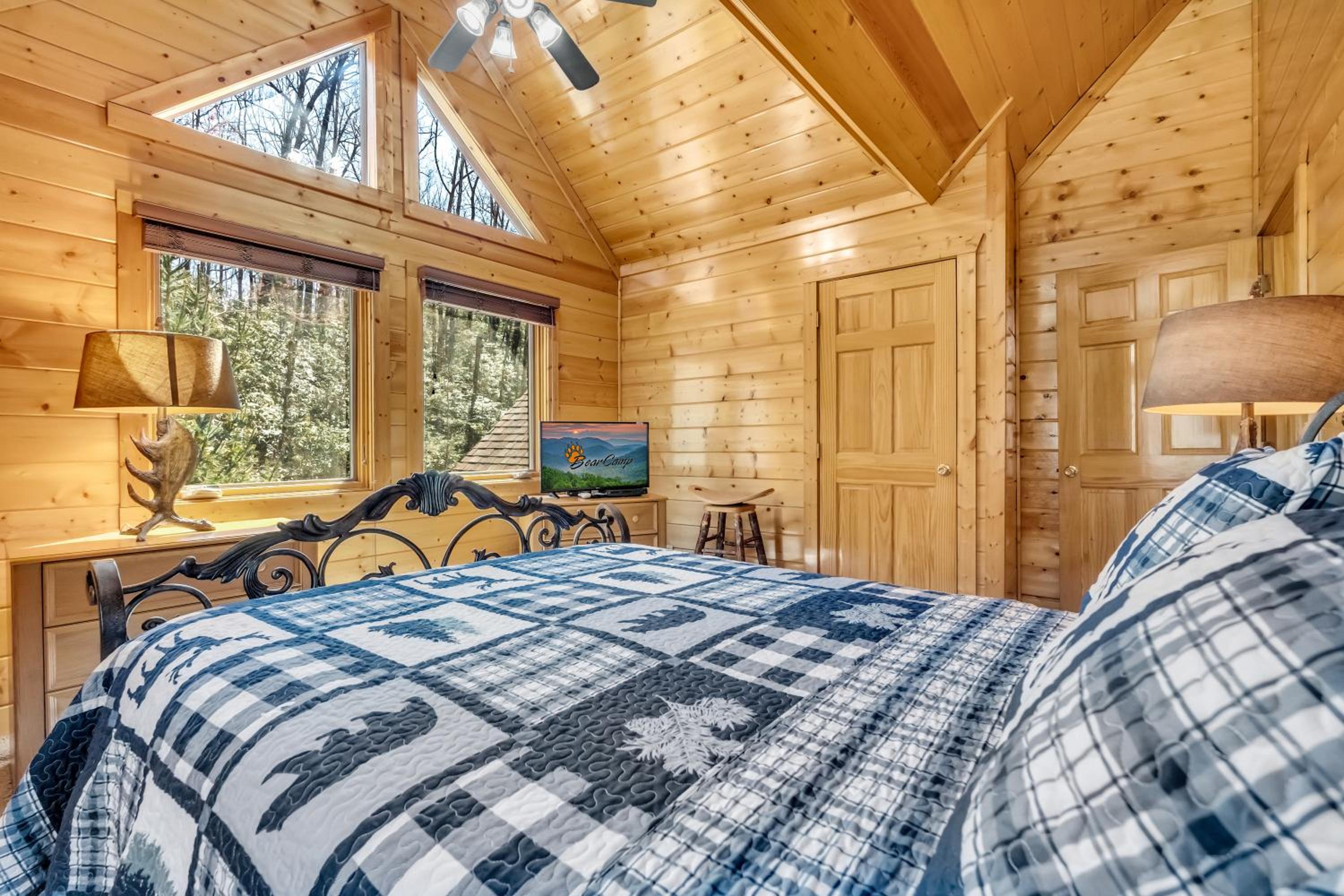 Rippling Stream, Hot Tub, Game Room, 5 Star, Fire Pit, Free Attraction Tickets, Secluded!!!