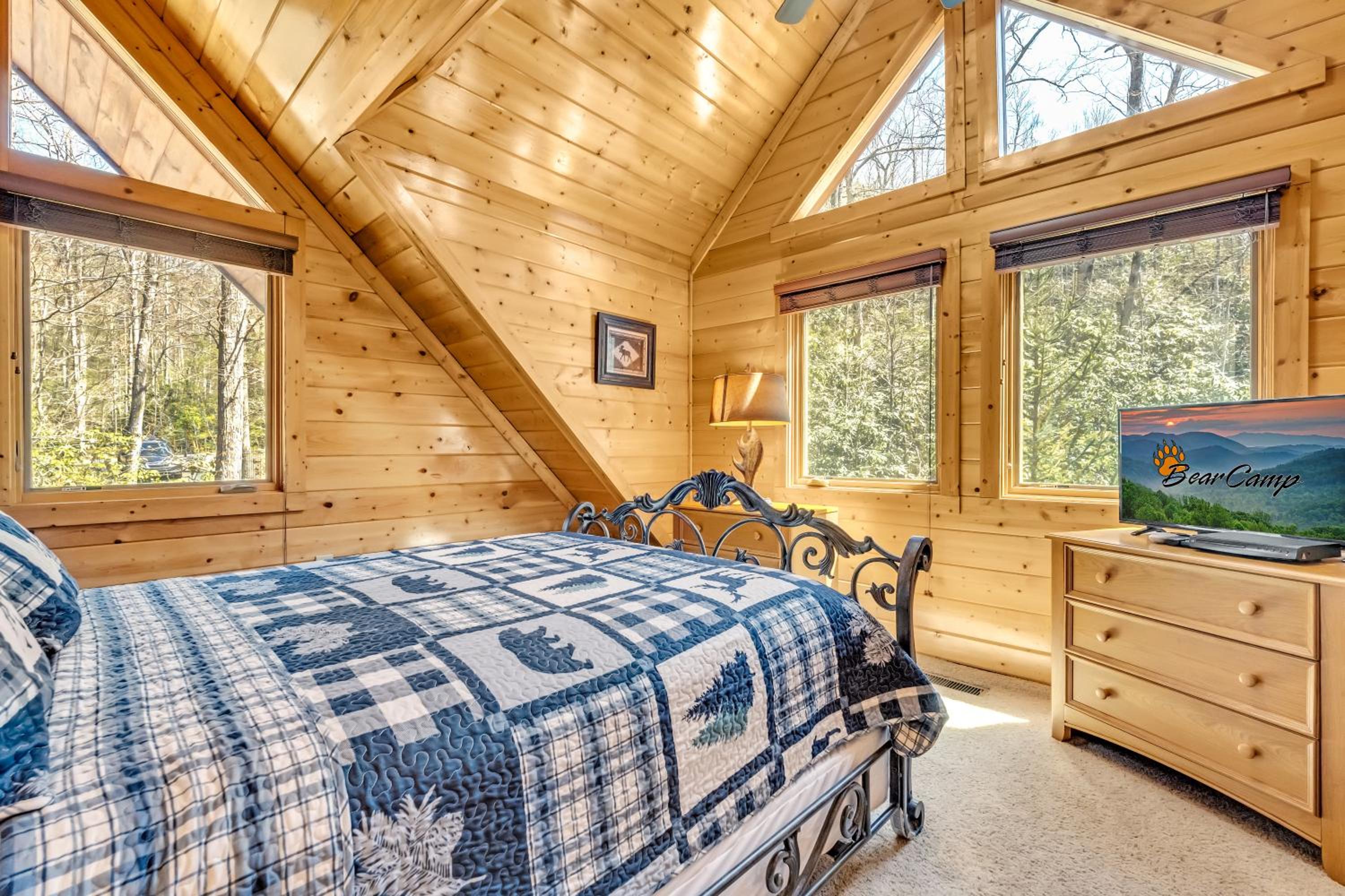 Rippling Stream, Hot Tub, Game Room, 5 Star, Fire Pit, Free Attraction Tickets, Secluded!!!