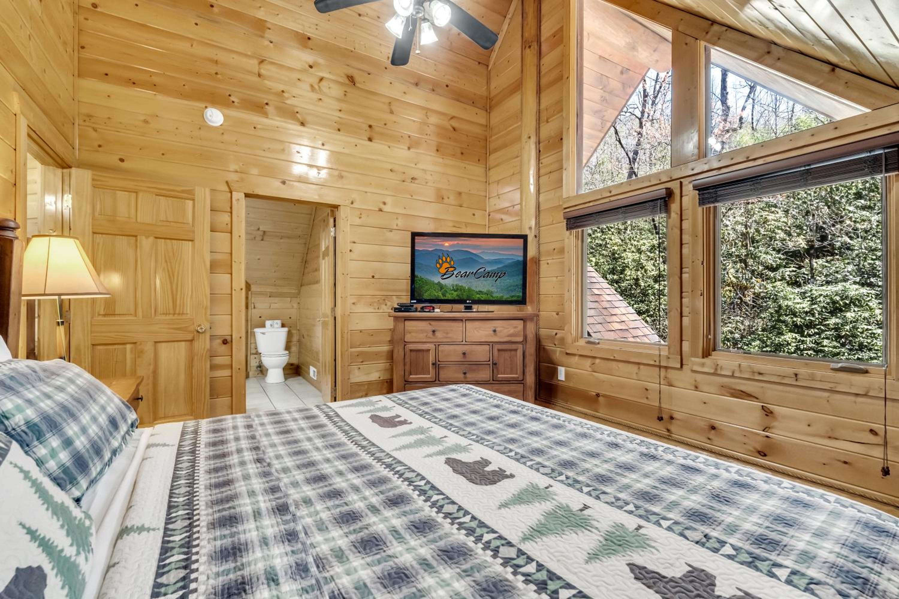 Rippling Stream, Hot Tub, Game Room, 5 Star, Fire Pit, Free Attraction Tickets, Secluded!!!