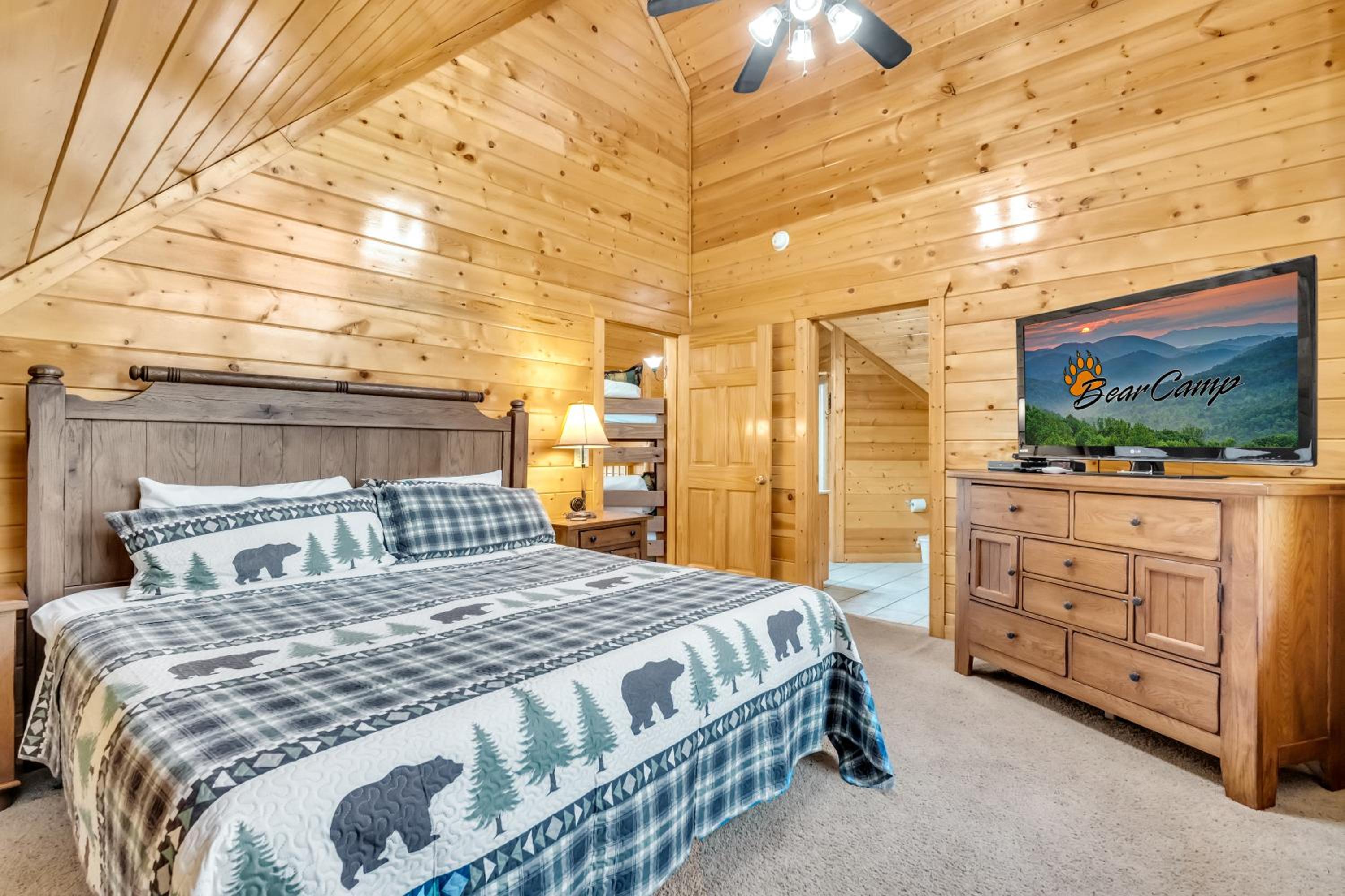 Rippling Stream, Hot Tub, Game Room, 5 Star, Fire Pit, Free Attraction Tickets, Secluded!!!