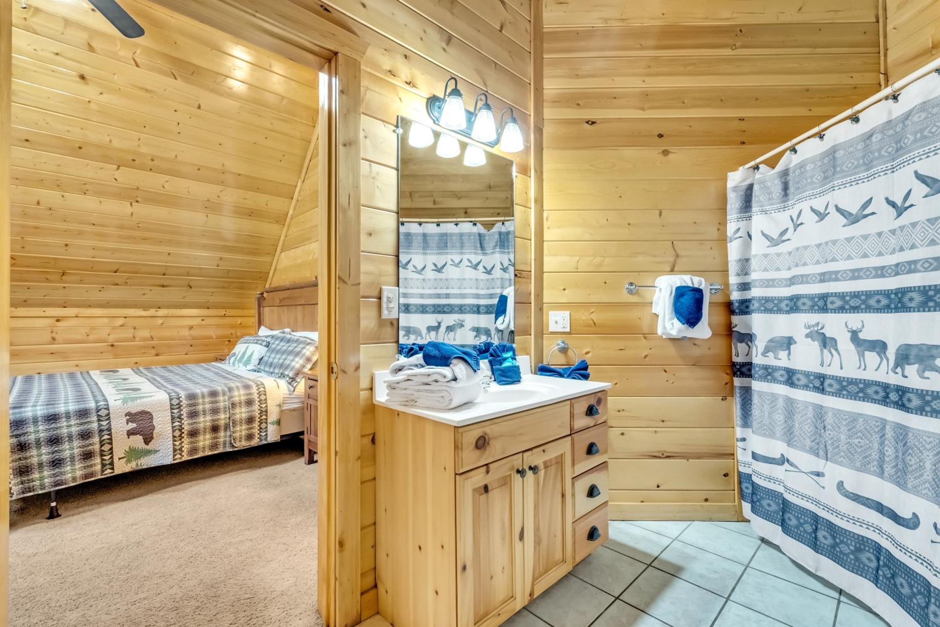 Rippling Stream, Hot Tub, Game Room, 5 Star, Fire Pit, Free Attraction Tickets, Secluded!!!