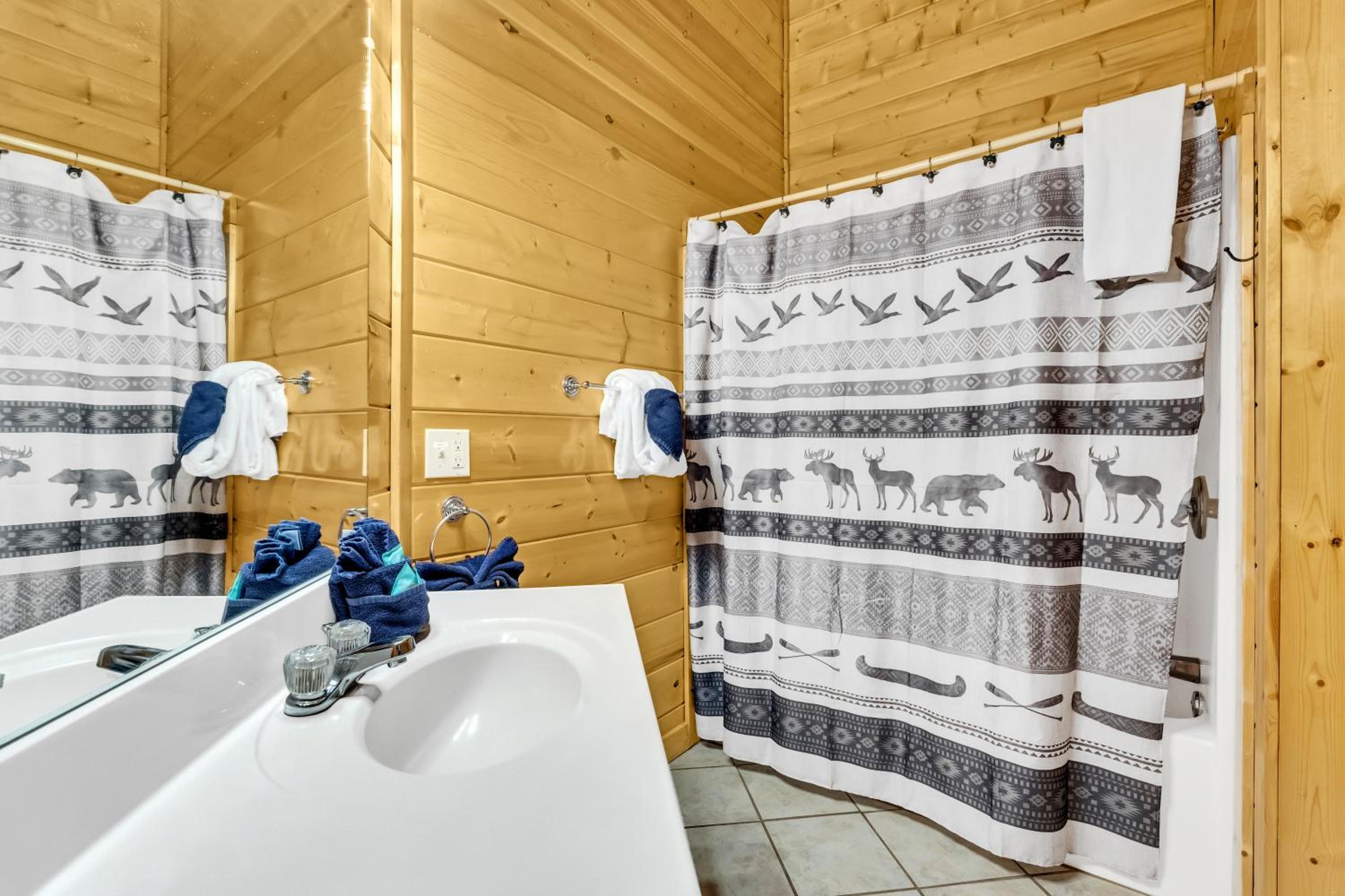 Rippling Stream, Hot Tub, Game Room, 5 Star, Fire Pit, Free Attraction Tickets, Secluded!!!