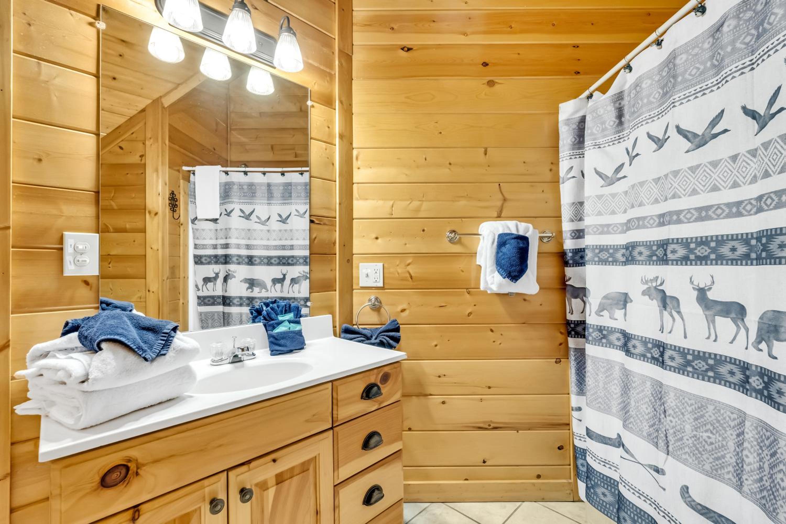 Rippling Stream, Hot Tub, Game Room, 5 Star, Fire Pit, Free Attraction Tickets, Secluded!!!