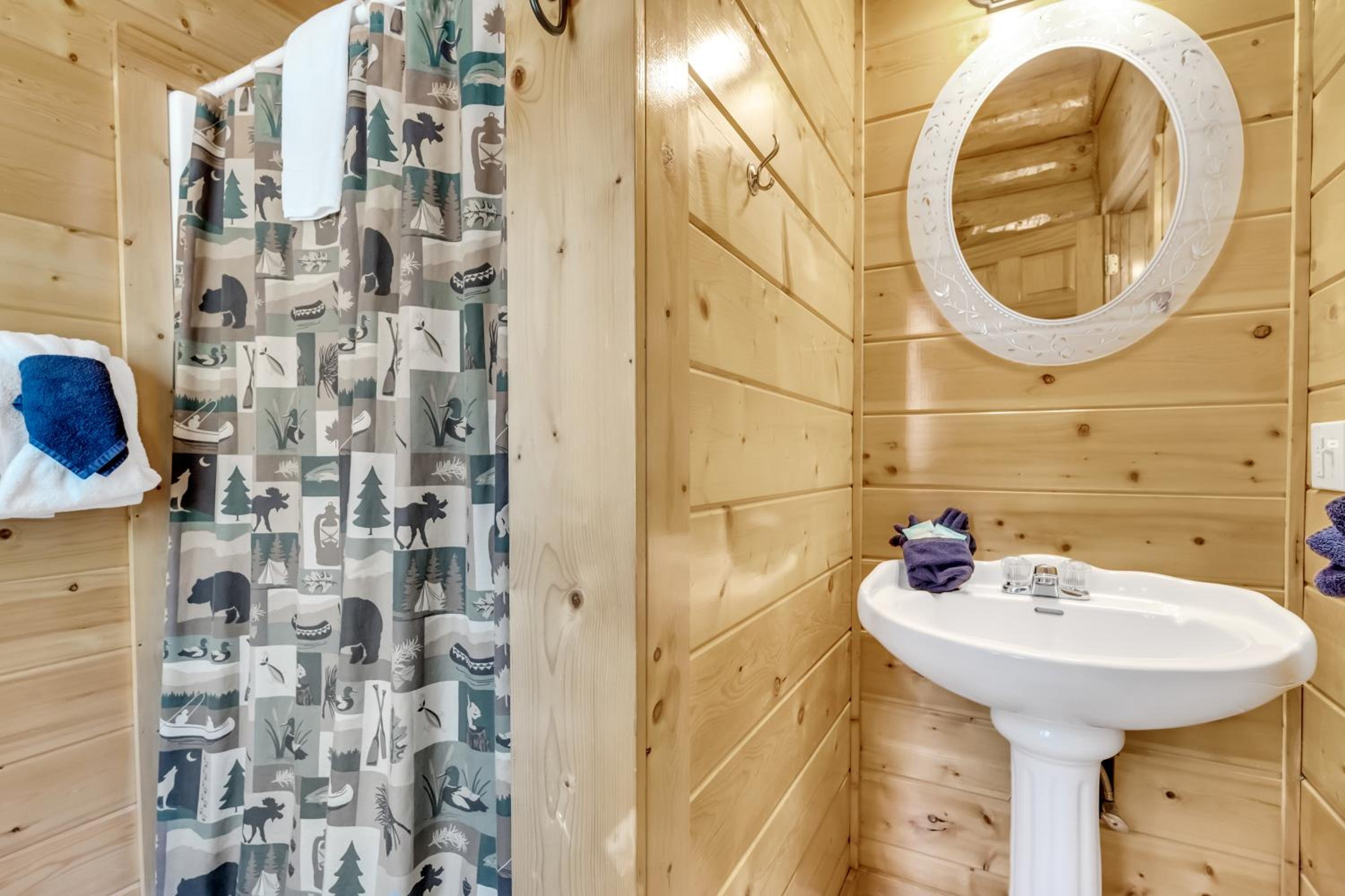 Rippling Stream, Hot Tub, Game Room, 5 Star, Fire Pit, Free Attraction Tickets, Secluded!!!