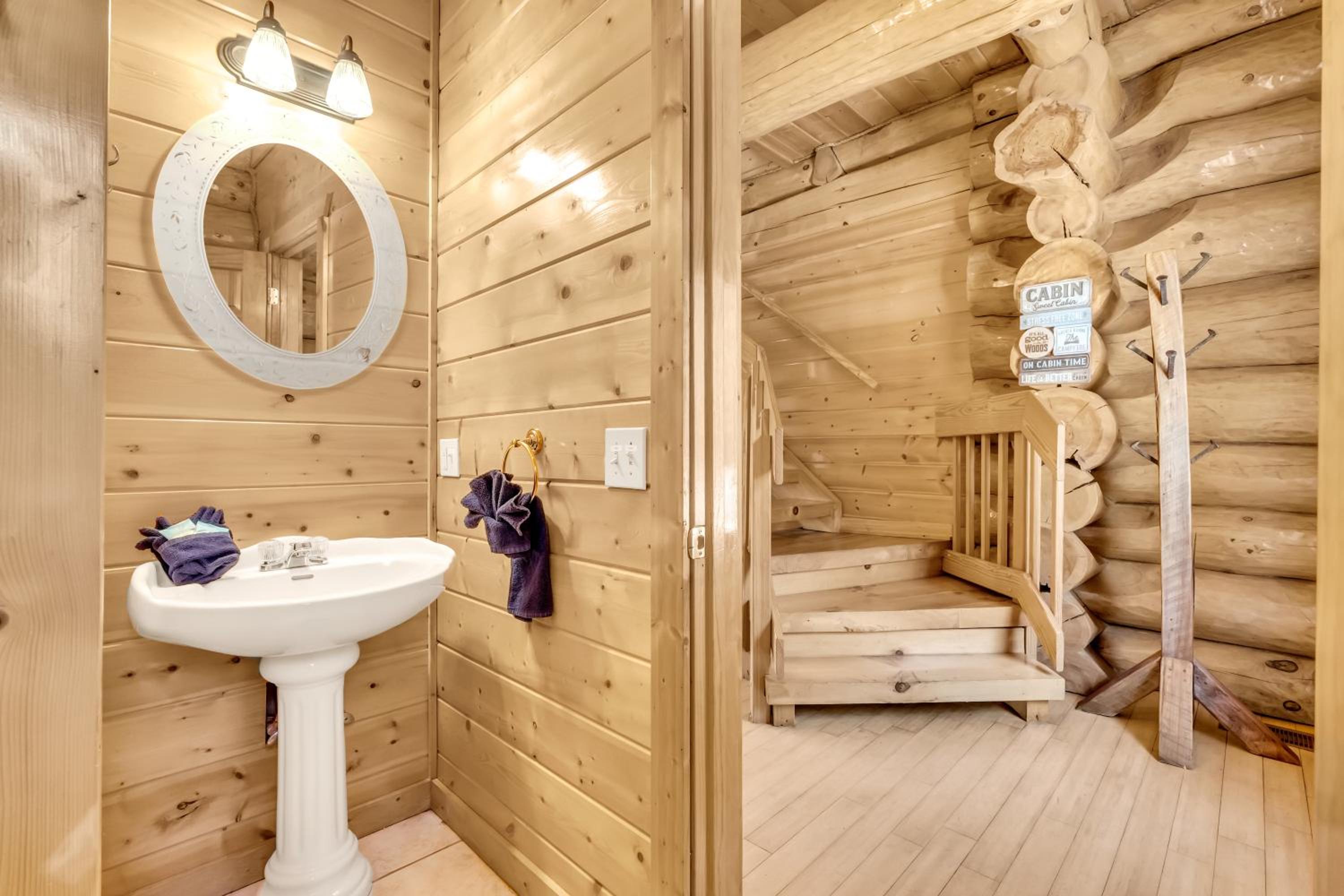 Rippling Stream, Hot Tub, Game Room, 5 Star, Fire Pit, Free Attraction Tickets, Secluded!!!
