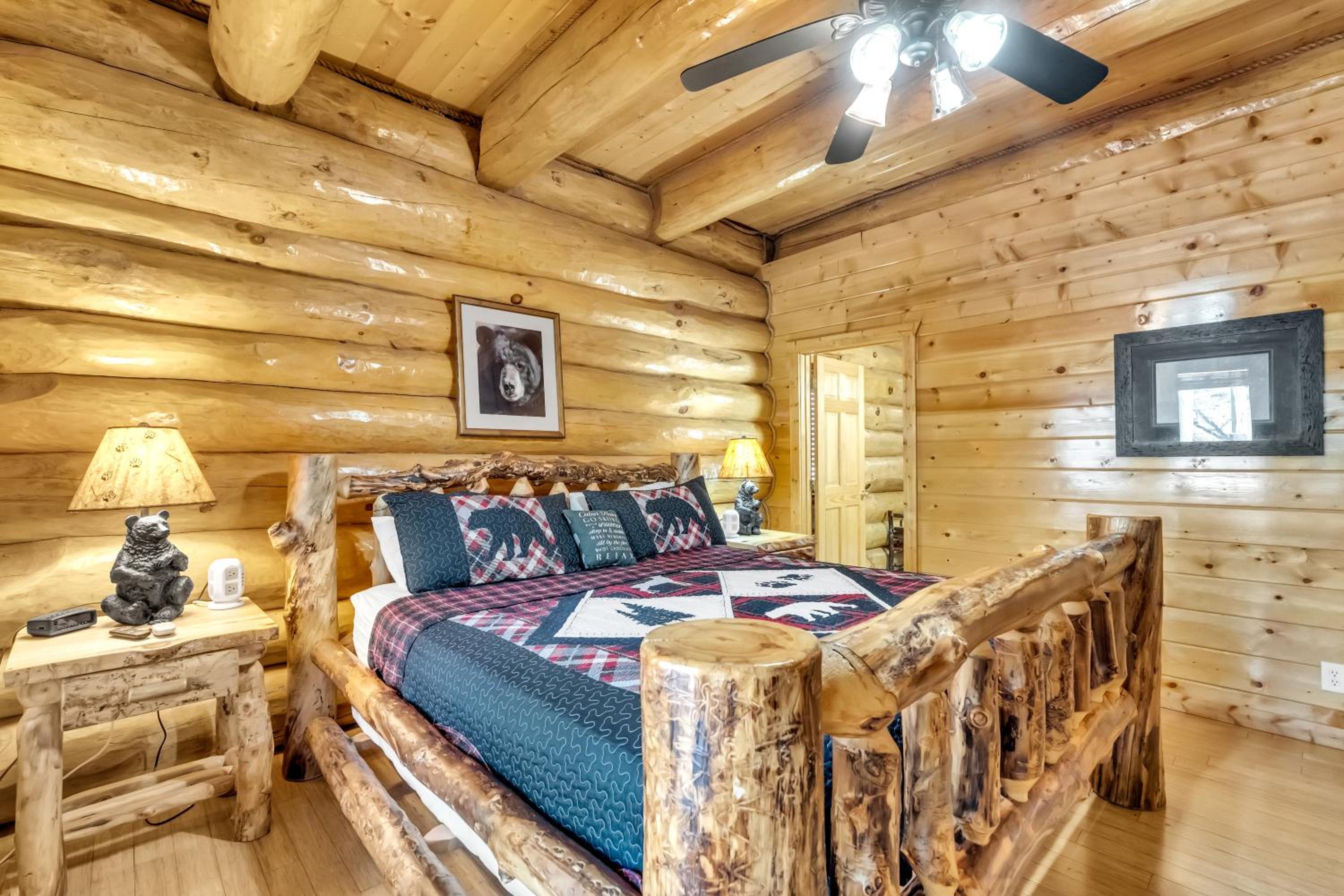 Rippling Stream, Hot Tub, Game Room, 5 Star, Fire Pit, Free Attraction Tickets, Secluded!!!