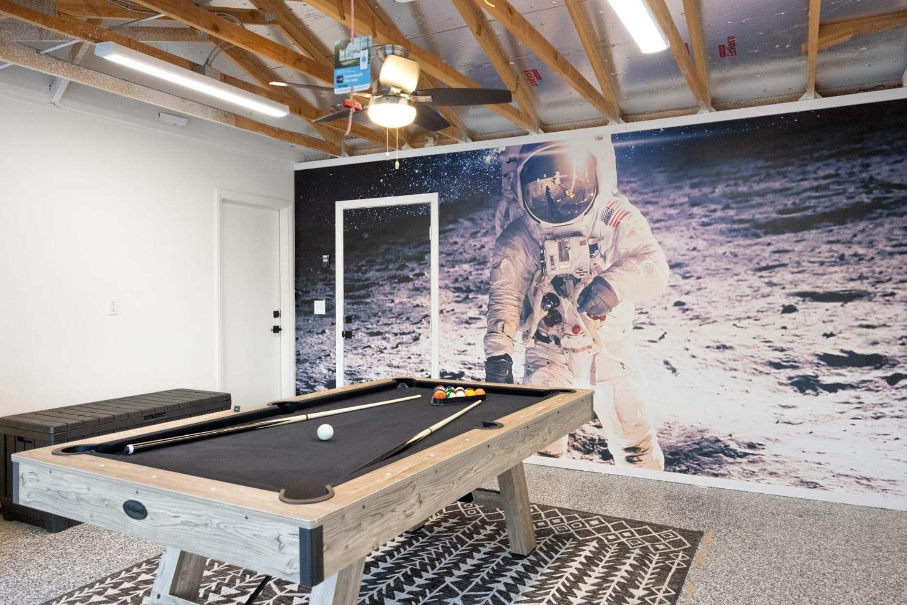 Hotel Mojave Midnight Oasis - Image 1