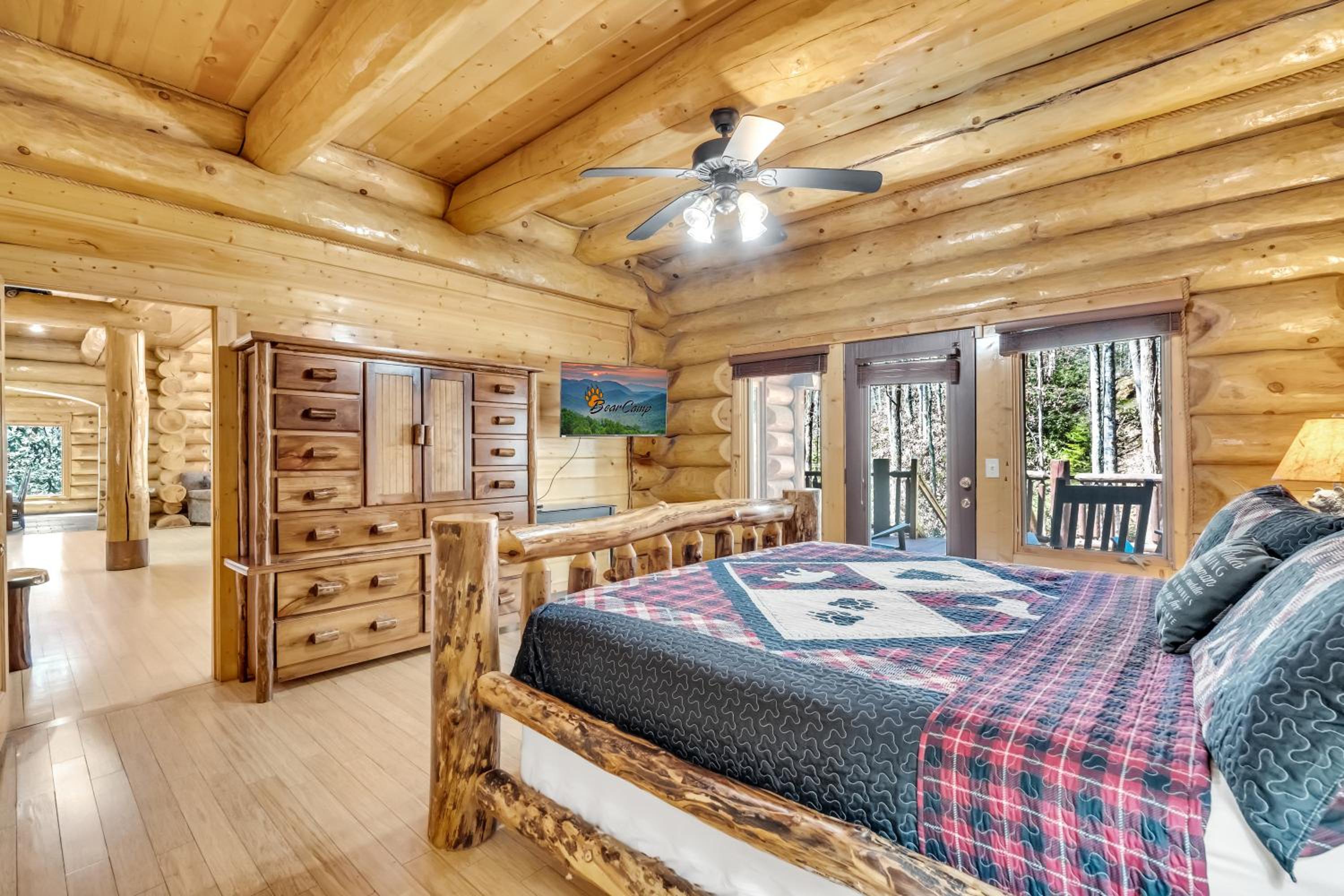 Rippling Stream, Hot Tub, Game Room, 5 Star, Fire Pit, Free Attraction Tickets, Secluded!!!