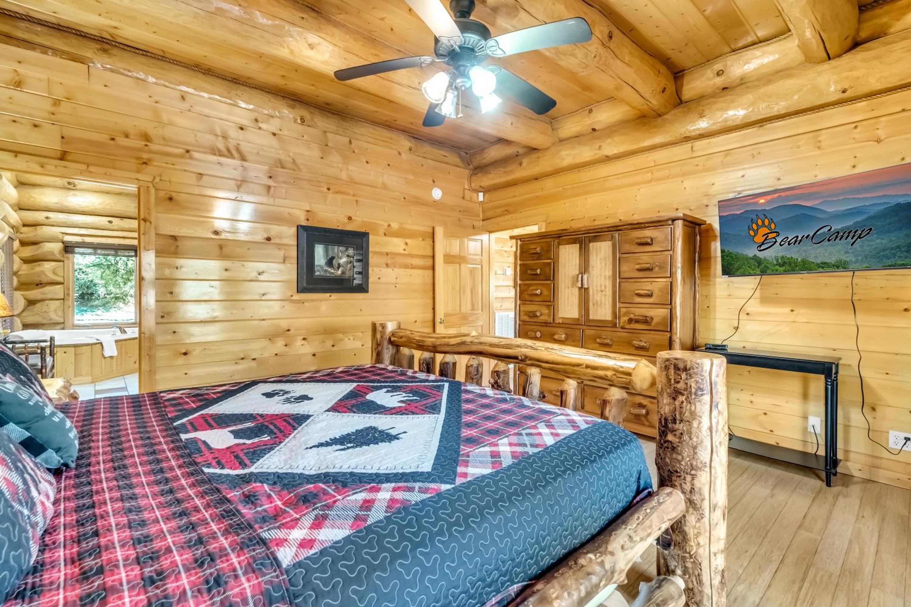 Rippling Stream, Hot Tub, Game Room, 5 Star, Fire Pit, Free Attraction Tickets, Secluded!!!