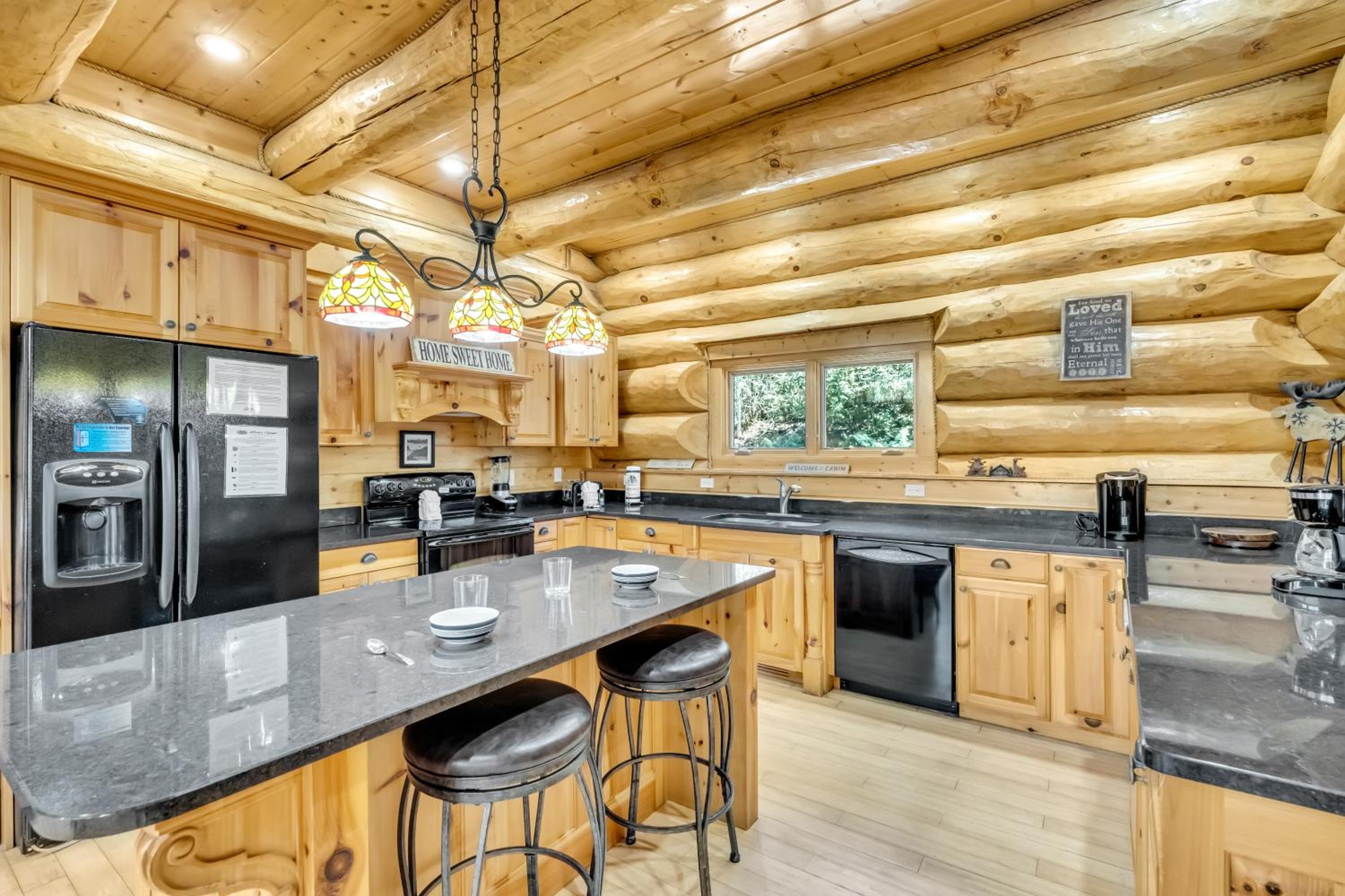 Rippling Stream, Hot Tub, Game Room, 5 Star, Fire Pit, Free Attraction Tickets, Secluded!!!