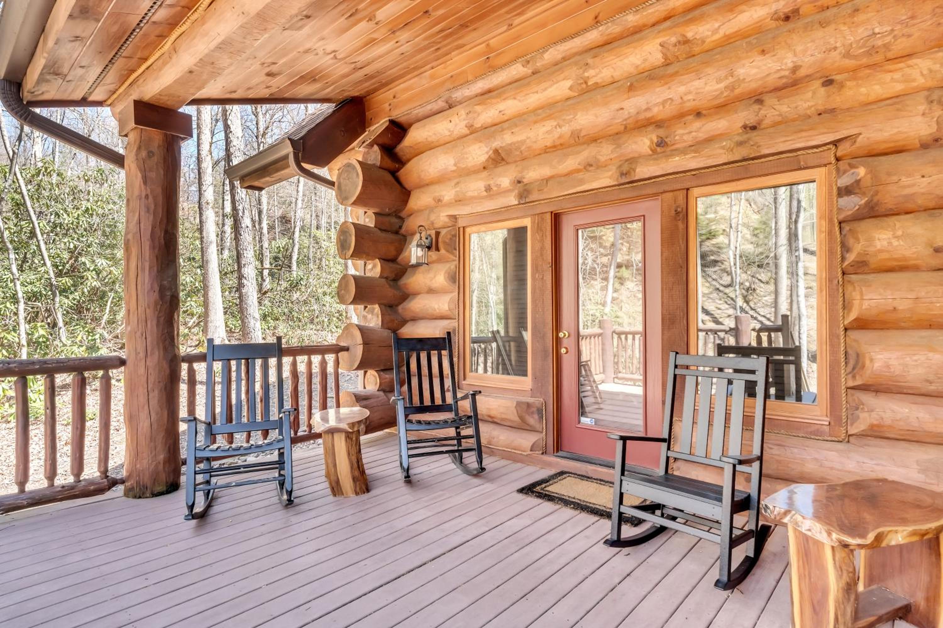 Rippling Stream, Hot Tub, Game Room, 5 Star, Fire Pit, Free Attraction Tickets, Secluded!!!