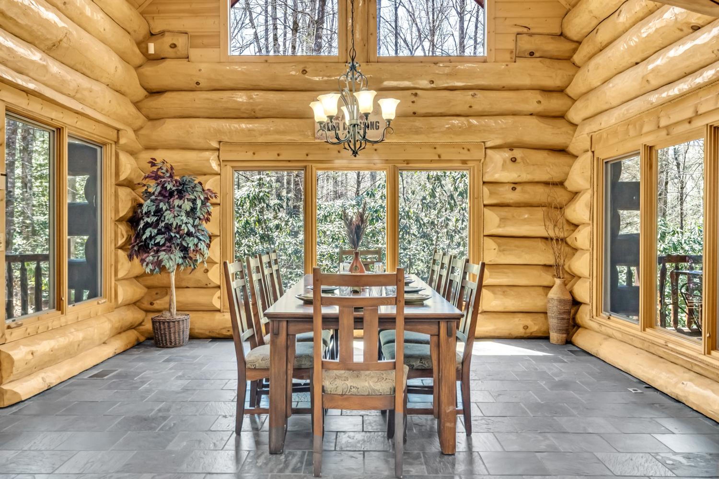 Rippling Stream, Hot Tub, Game Room, 5 Star, Fire Pit, Free Attraction Tickets, Secluded!!!
