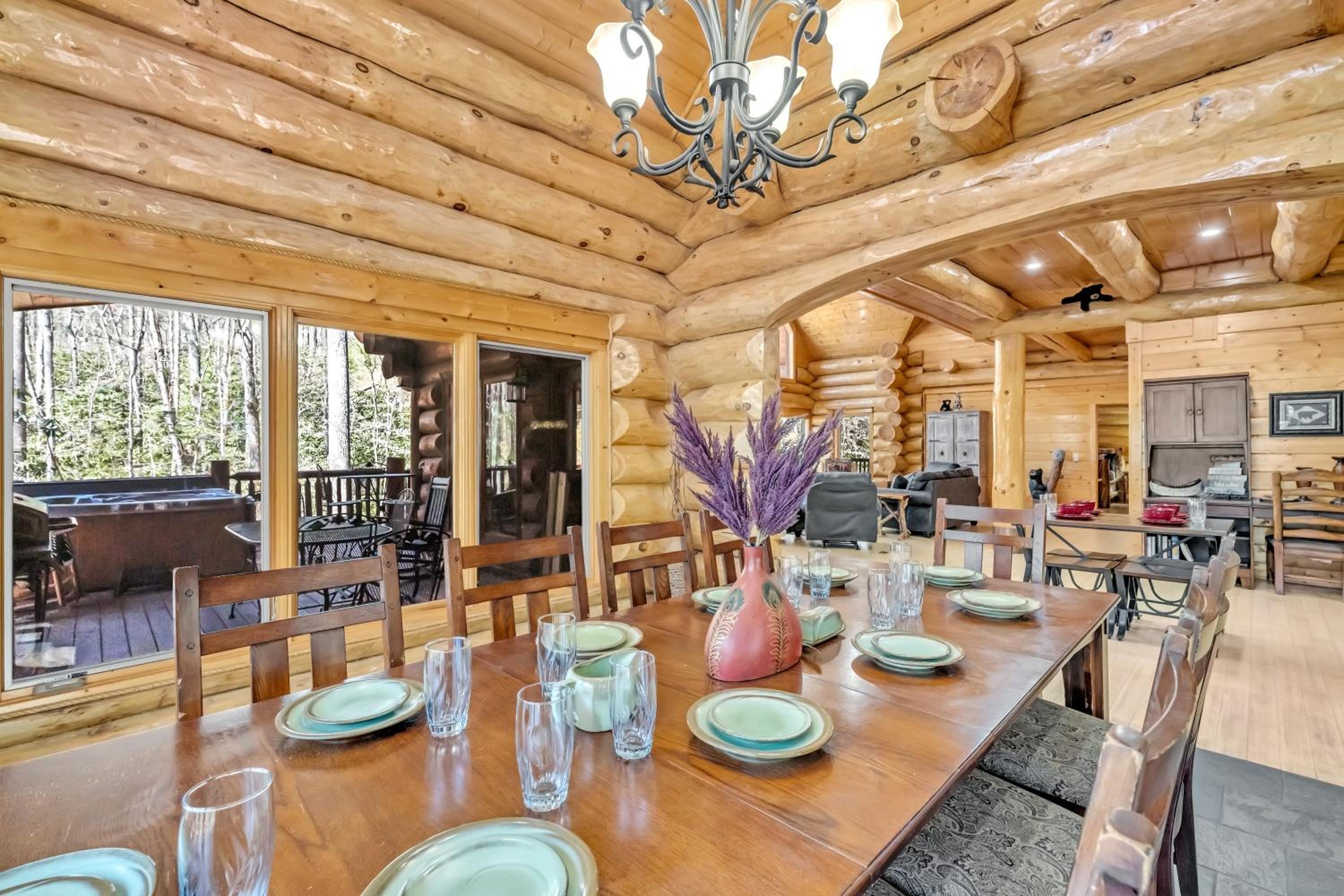Rippling Stream, Hot Tub, Game Room, 5 Star, Fire Pit, Free Attraction Tickets, Secluded!!!