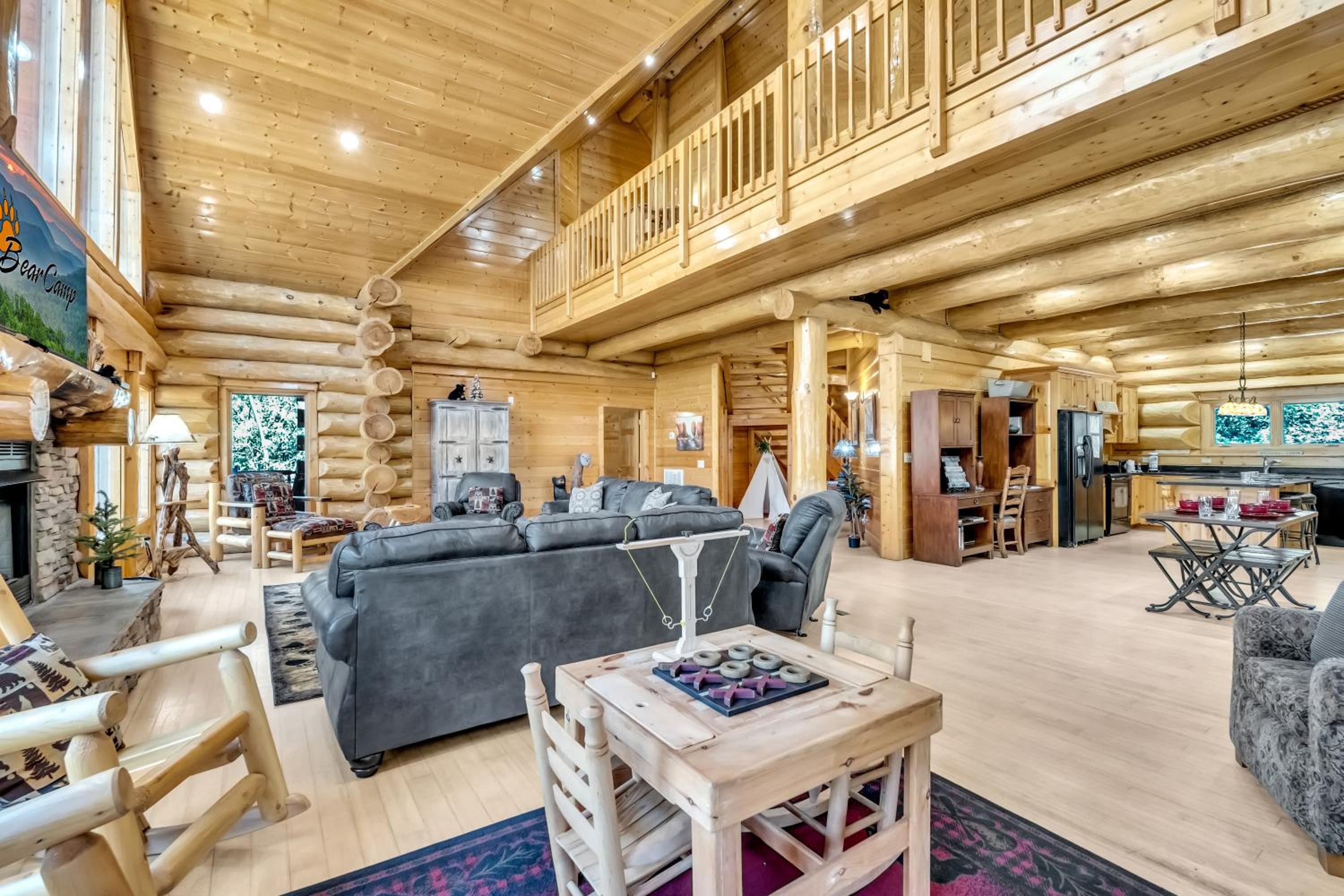 Rippling Stream, Hot Tub, Game Room, 5 Star, Fire Pit, Free Attraction Tickets, Secluded!!!