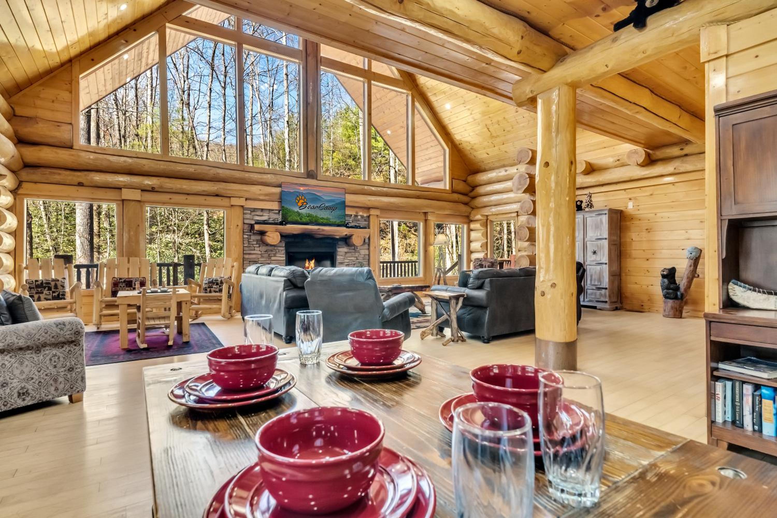 Rippling Stream, Hot Tub, Game Room, 5 Star, Fire Pit, Free Attraction Tickets, Secluded!!!