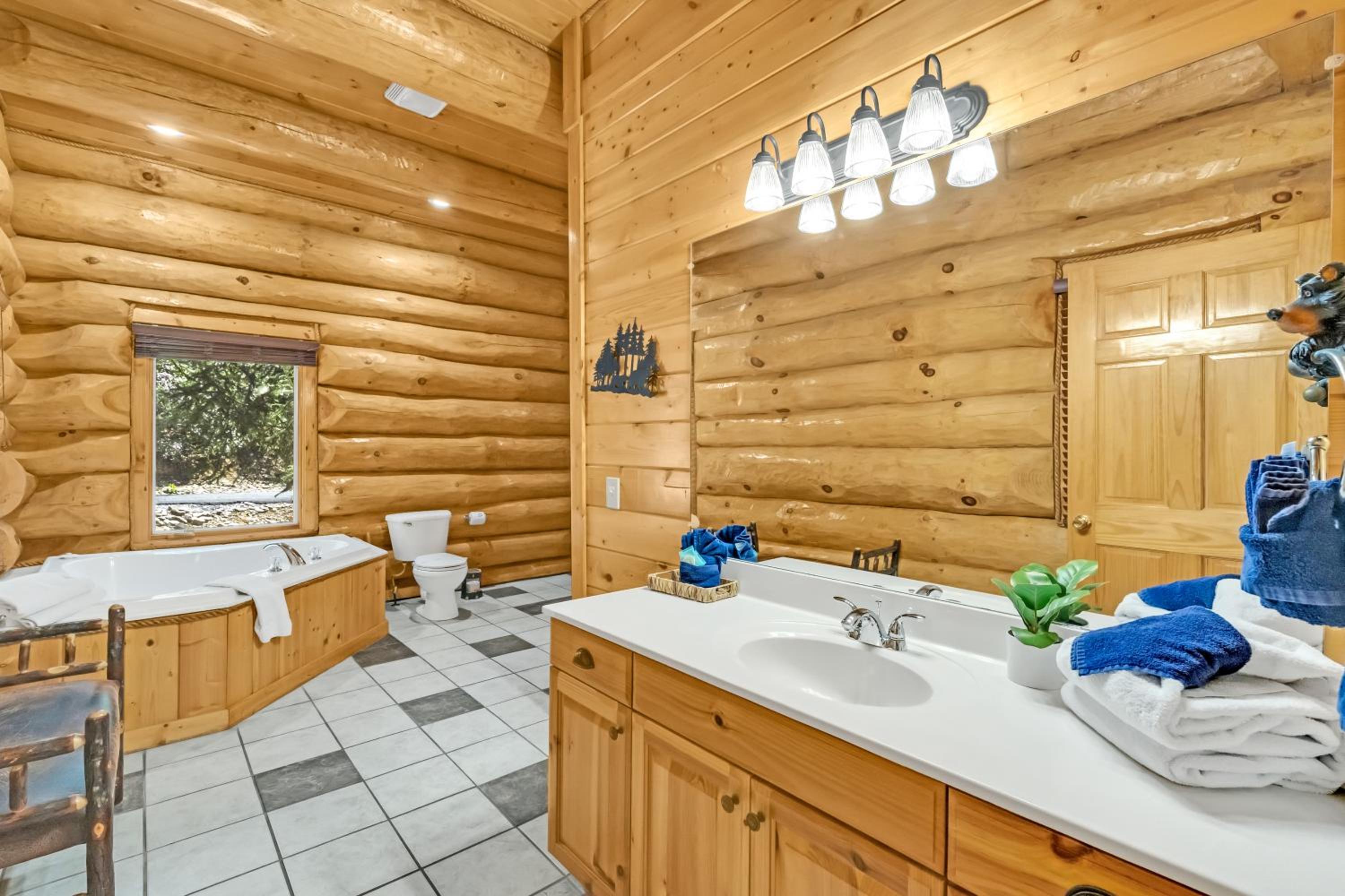 Rippling Stream, Hot Tub, Game Room, 5 Star, Fire Pit, Free Attraction Tickets, Secluded!!!
