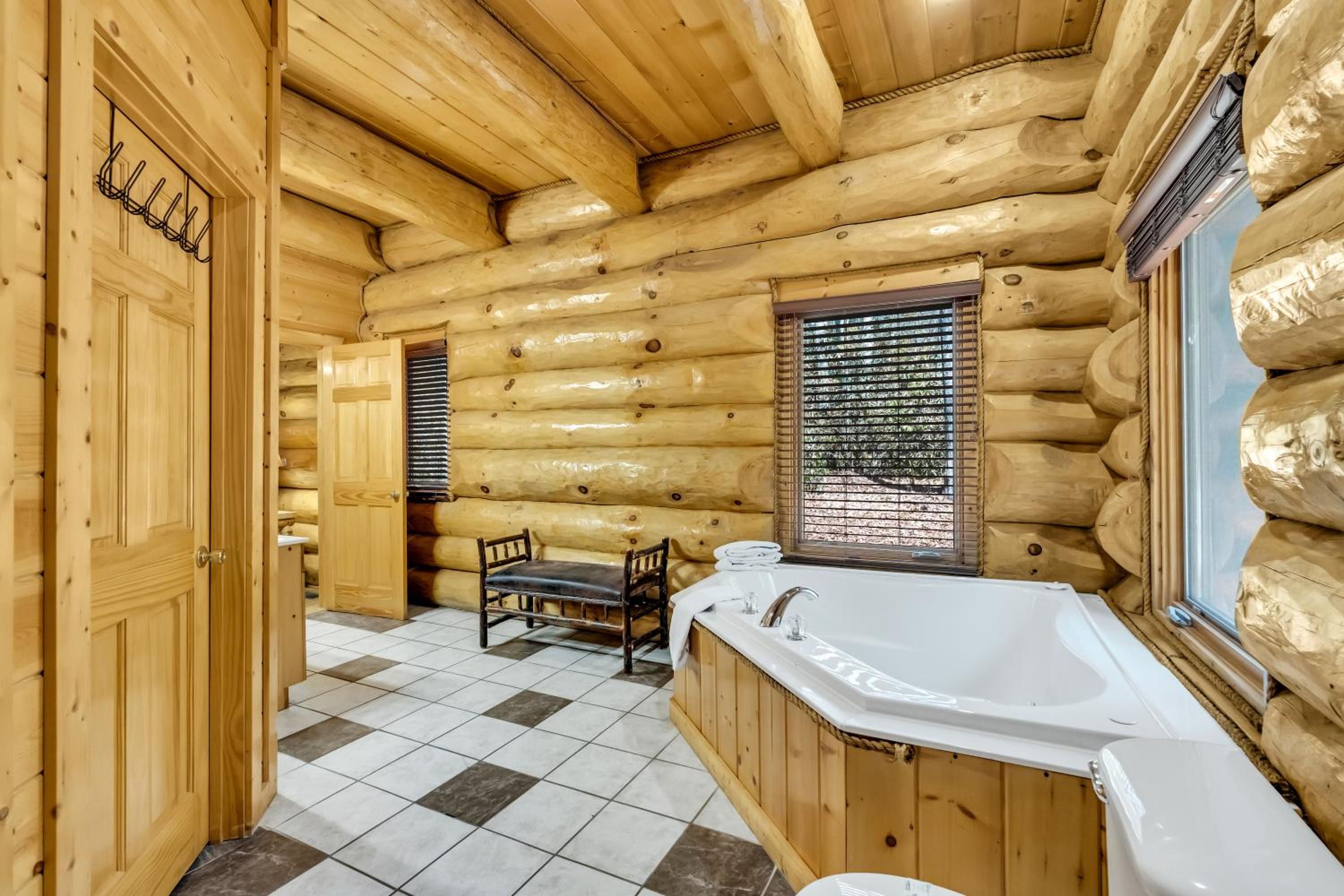 Rippling Stream, Hot Tub, Game Room, 5 Star, Fire Pit, Free Attraction Tickets, Secluded!!!