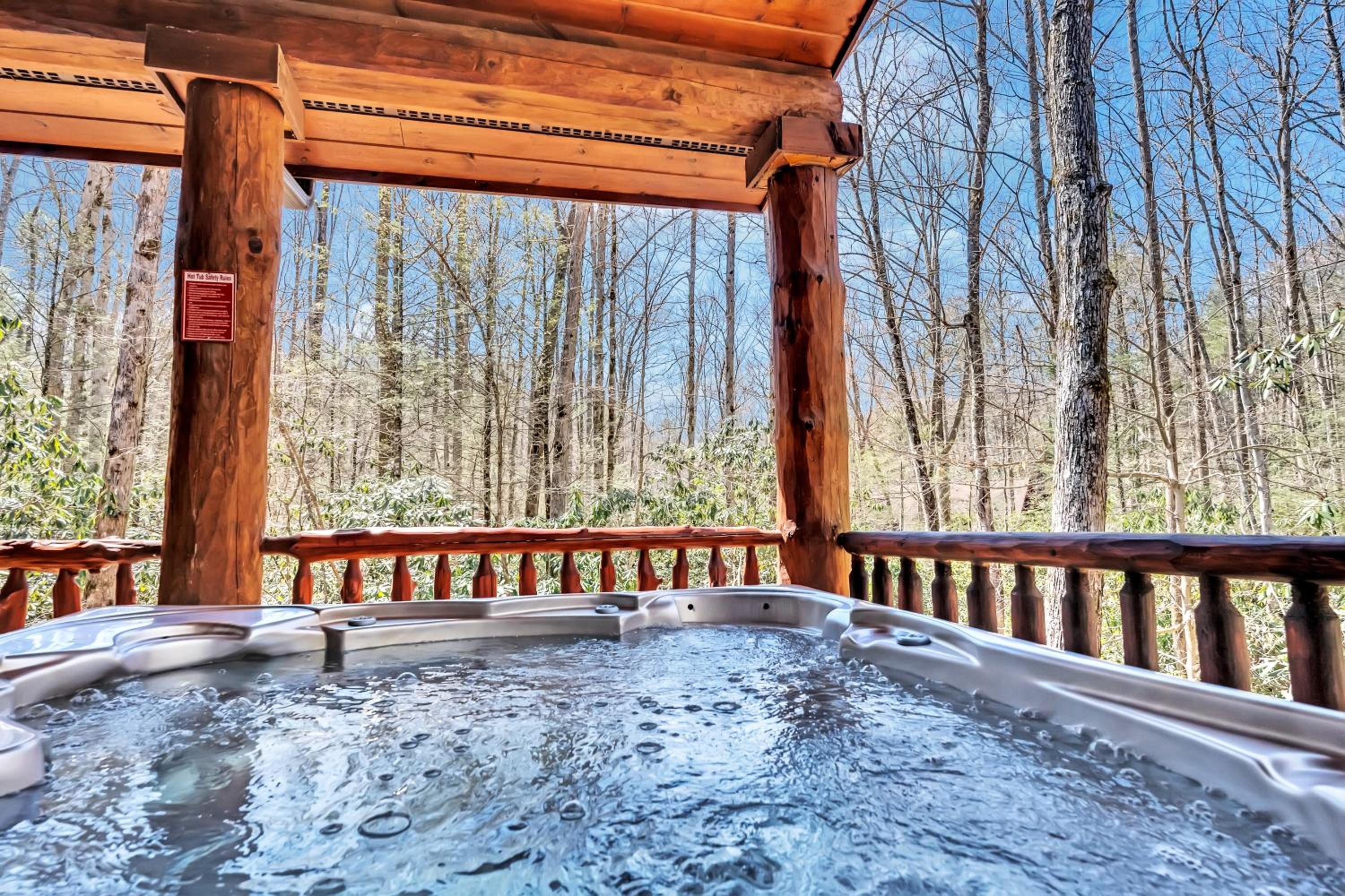 Rippling Stream, Hot Tub, Game Room, 5 Star, Fire Pit, Free Attraction Tickets, Secluded!!!