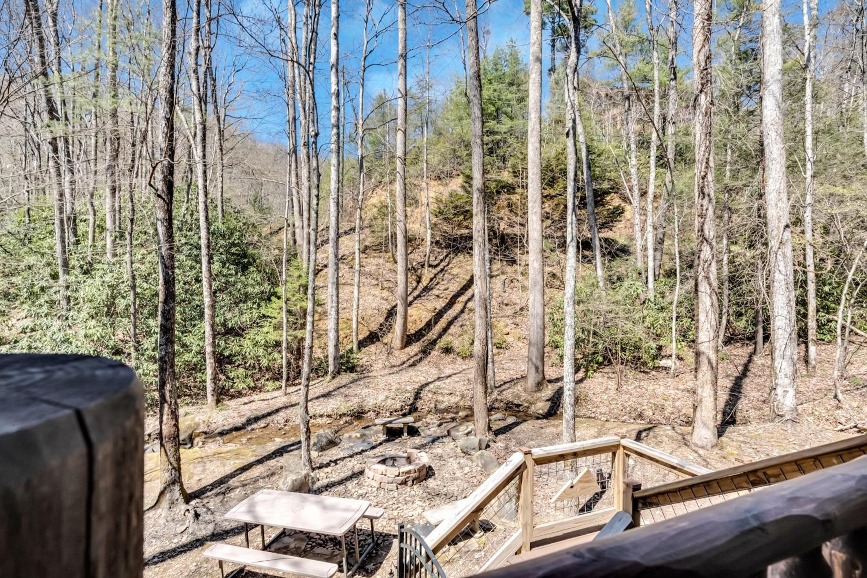 Rippling Stream, Hot Tub, Game Room, 5 Star, Fire Pit, Free Attraction Tickets, Secluded!!!