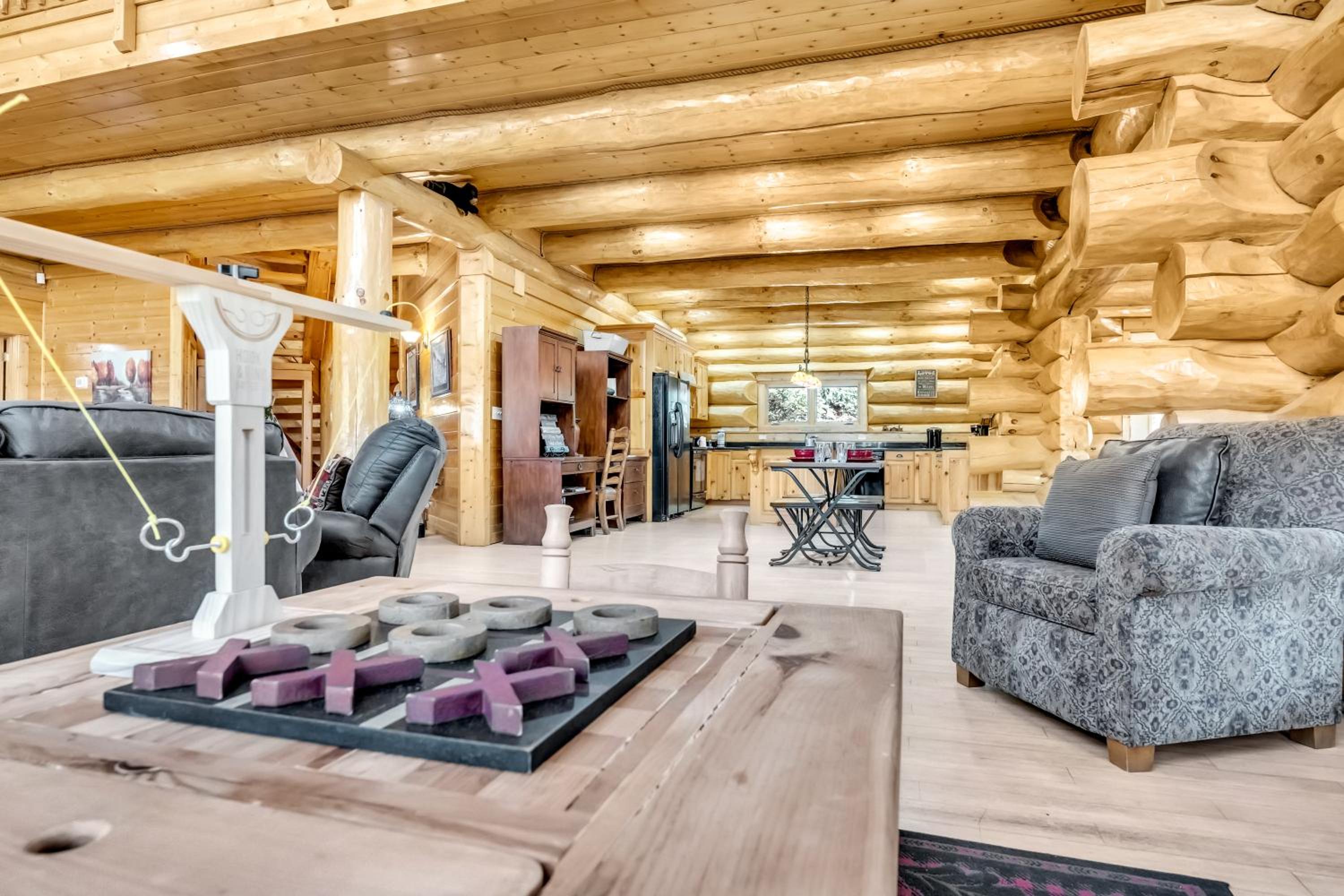 Rippling Stream, Hot Tub, Game Room, 5 Star, Fire Pit, Free Attraction Tickets, Secluded!!!