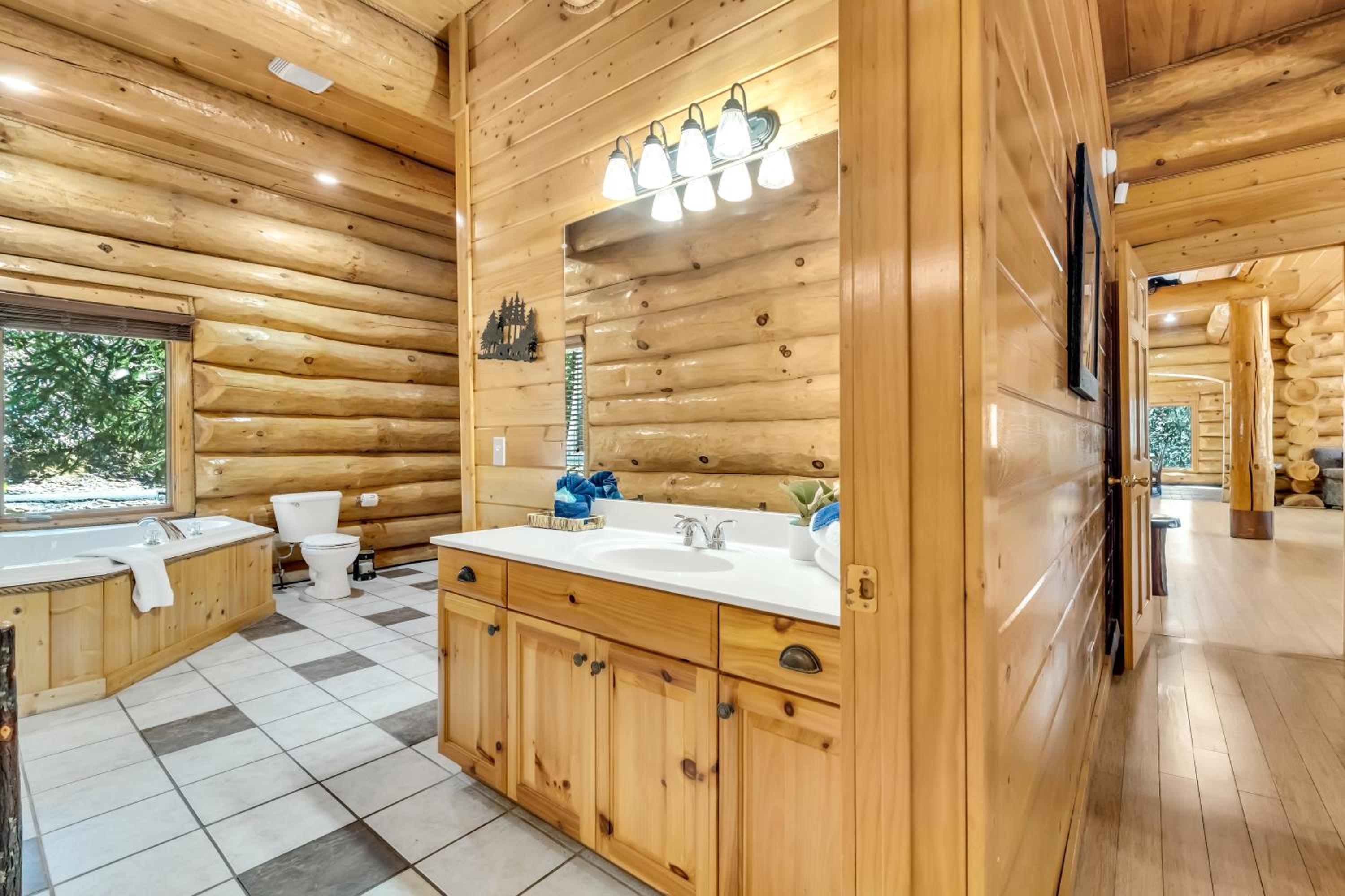 Rippling Stream, Hot Tub, Game Room, 5 Star, Fire Pit, Free Attraction Tickets, Secluded!!!