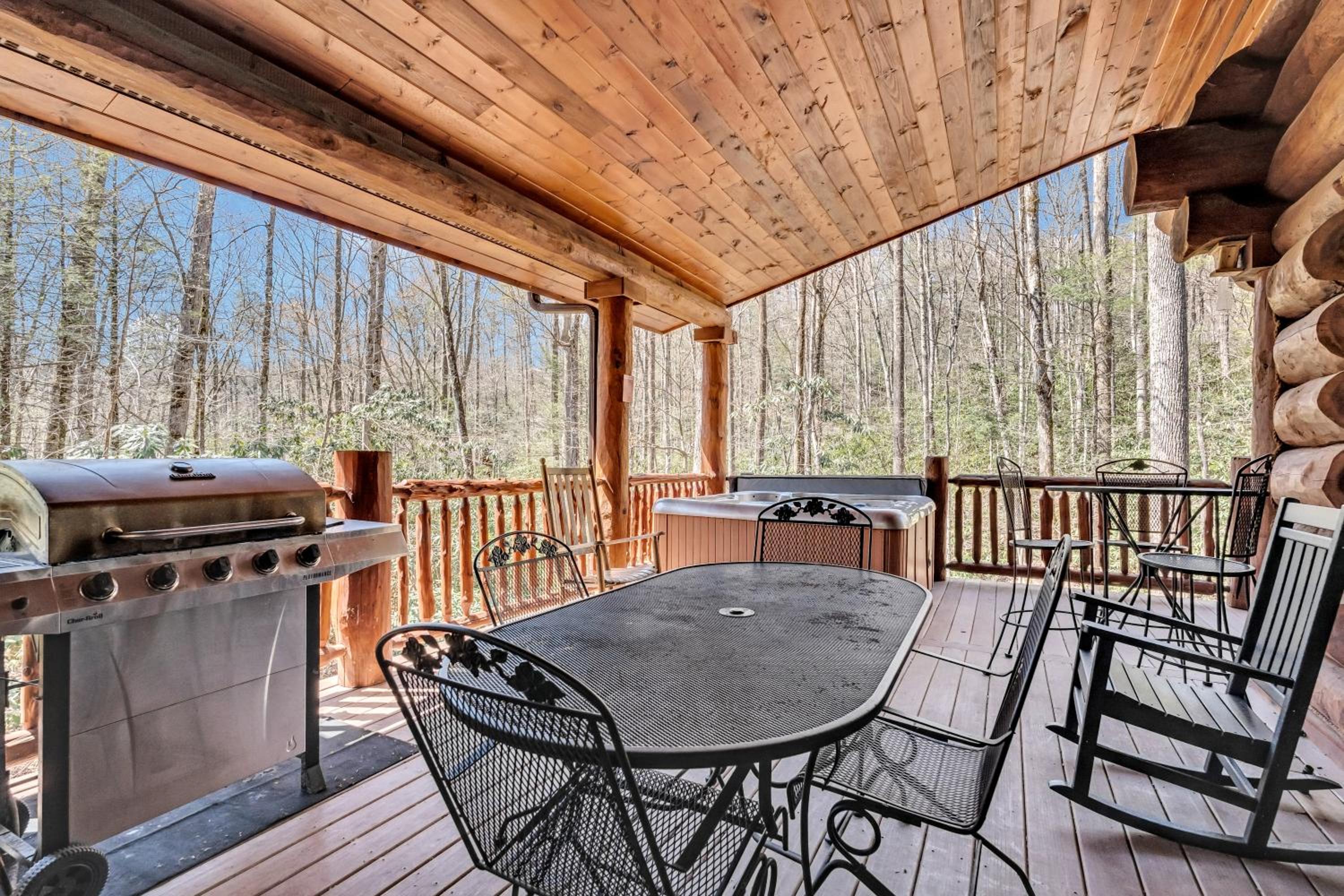 Rippling Stream, Hot Tub, Game Room, 5 Star, Fire Pit, Free Attraction Tickets, Secluded!!!