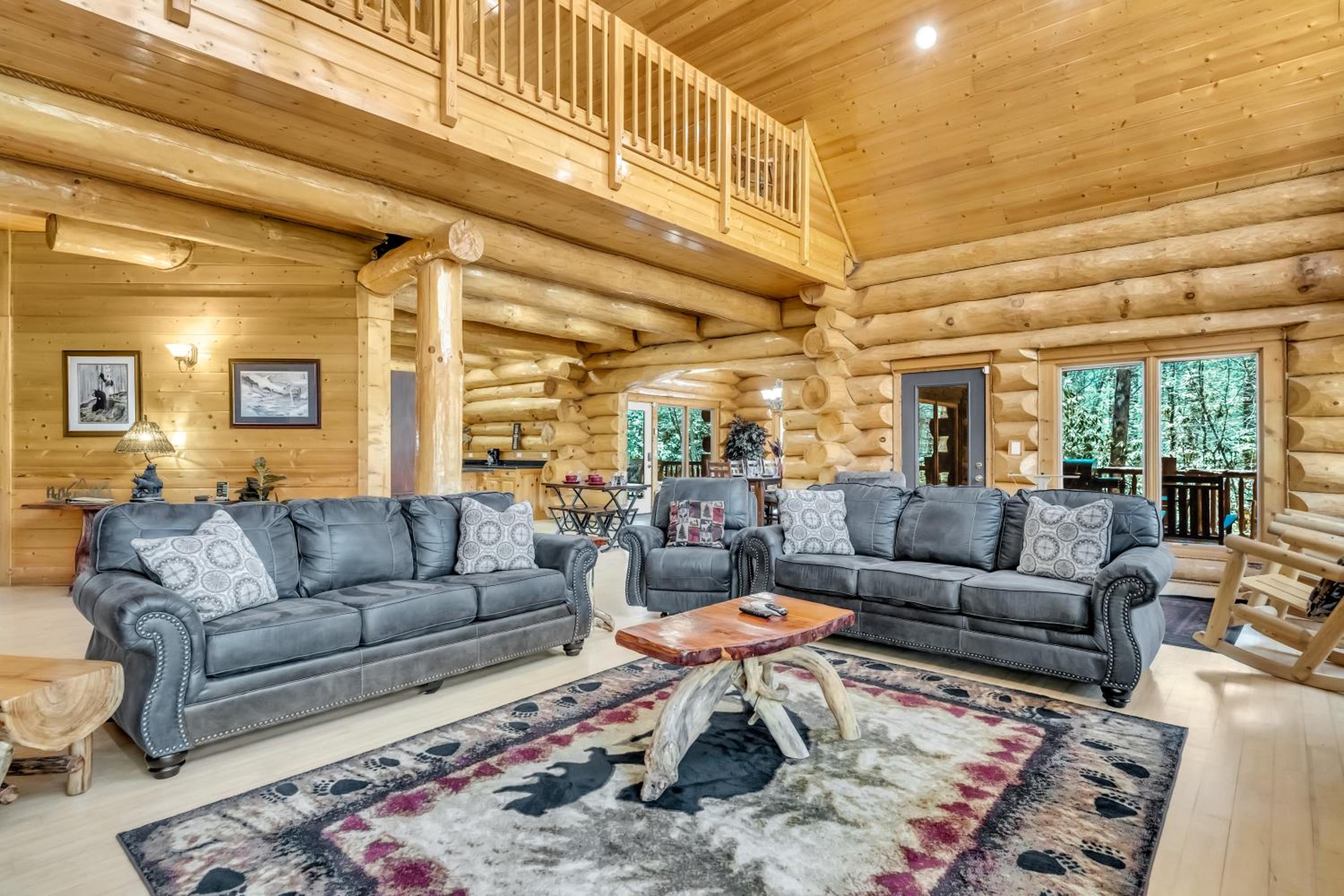 Rippling Stream, Hot Tub, Game Room, 5 Star, Fire Pit, Free Attraction Tickets, Secluded!!!