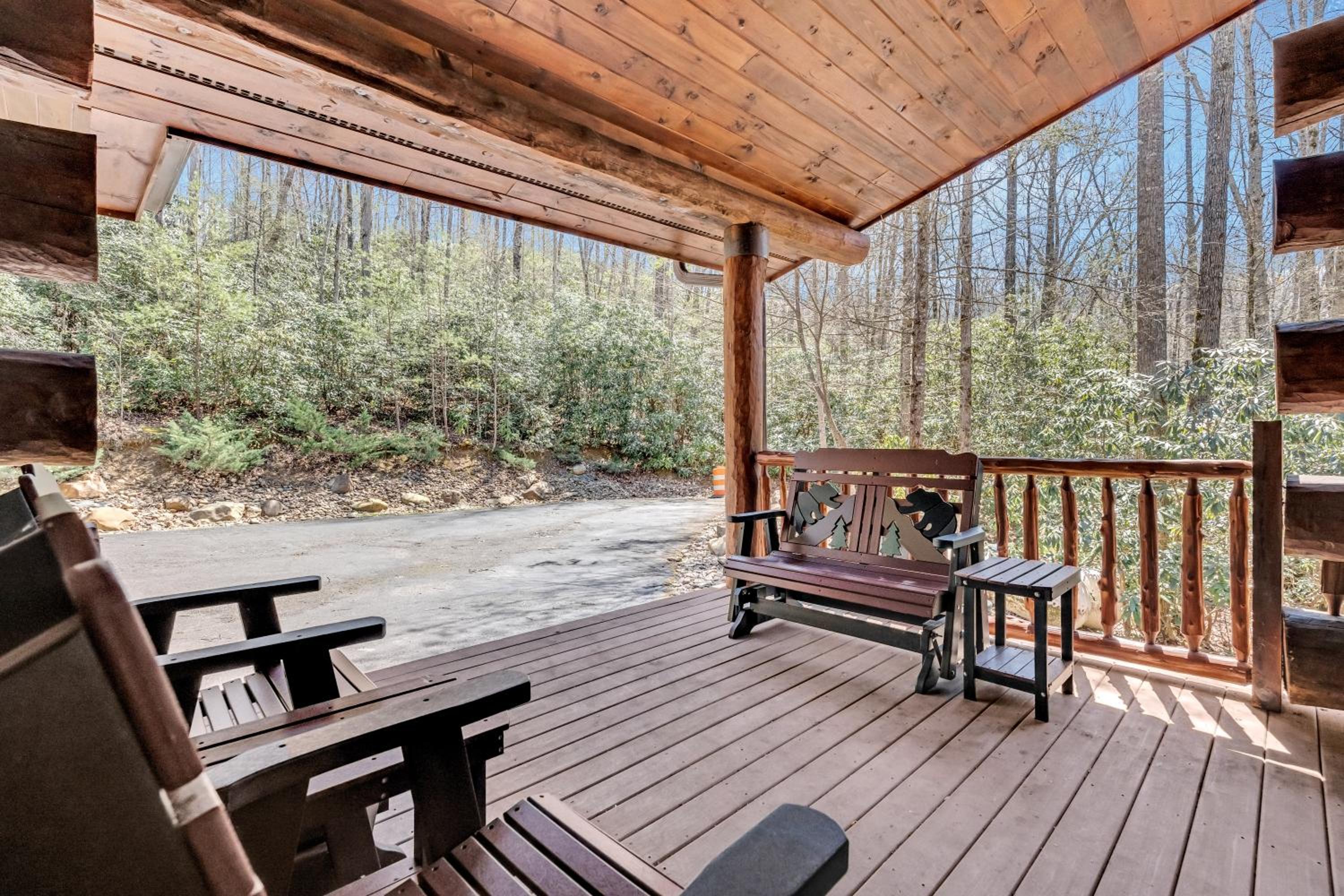 Rippling Stream, Hot Tub, Game Room, 5 Star, Fire Pit, Free Attraction Tickets, Secluded!!!