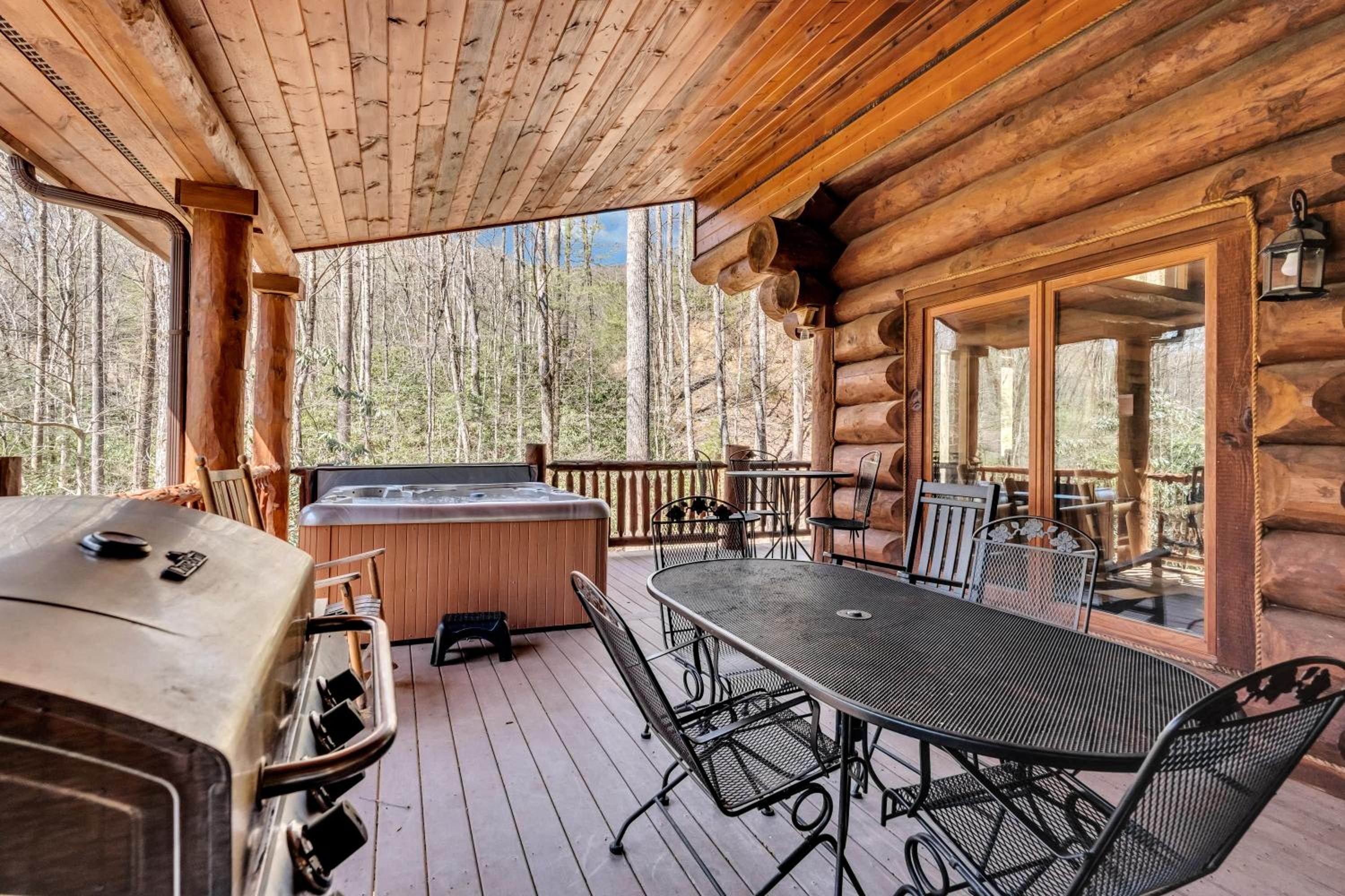 Rippling Stream, Hot Tub, Game Room, 5 Star, Fire Pit, Free Attraction Tickets, Secluded!!!